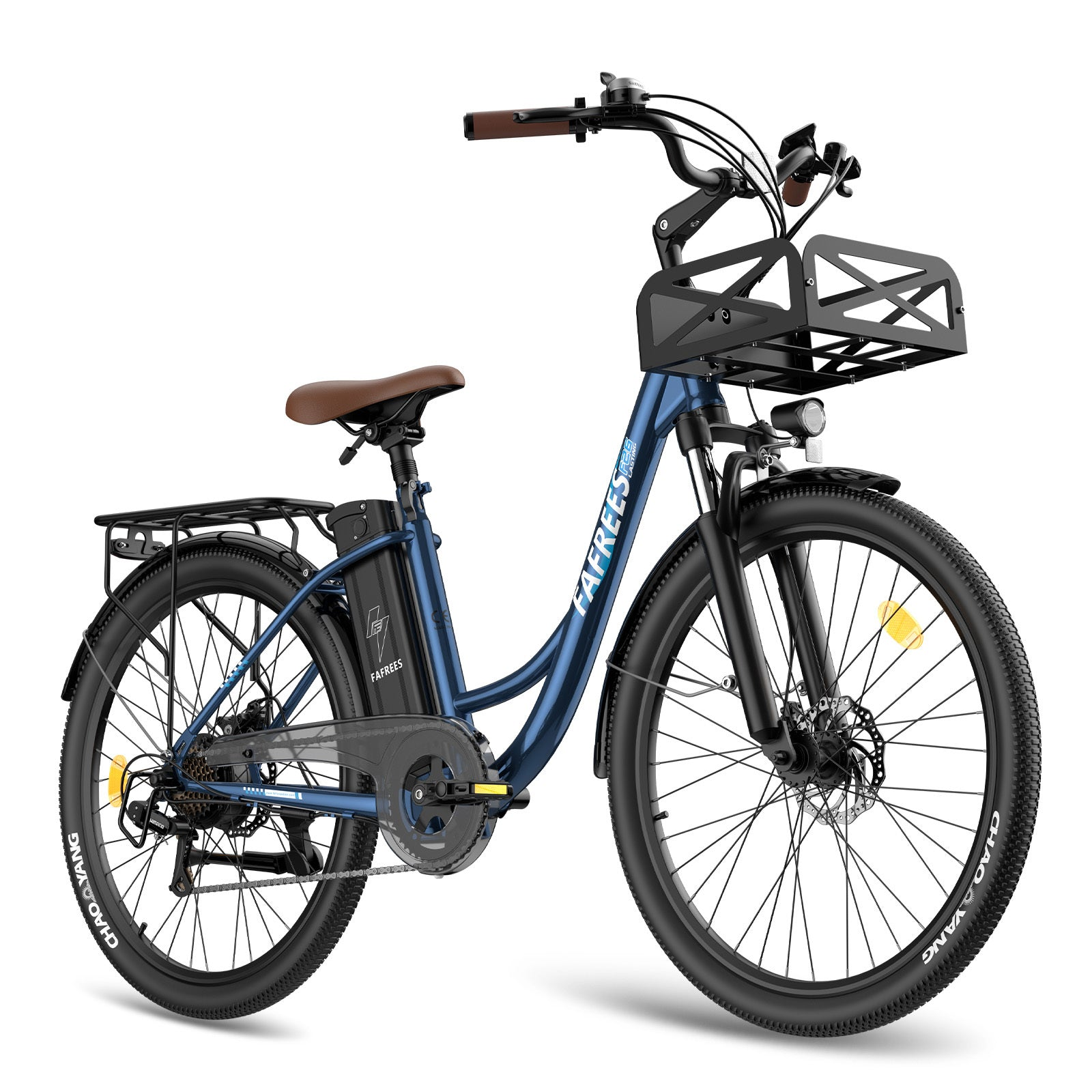 Ein blaues Elektrofahrrad mit Korb und braunem Sattel. Das Fahrrad steht auf weißem Hintergrund.