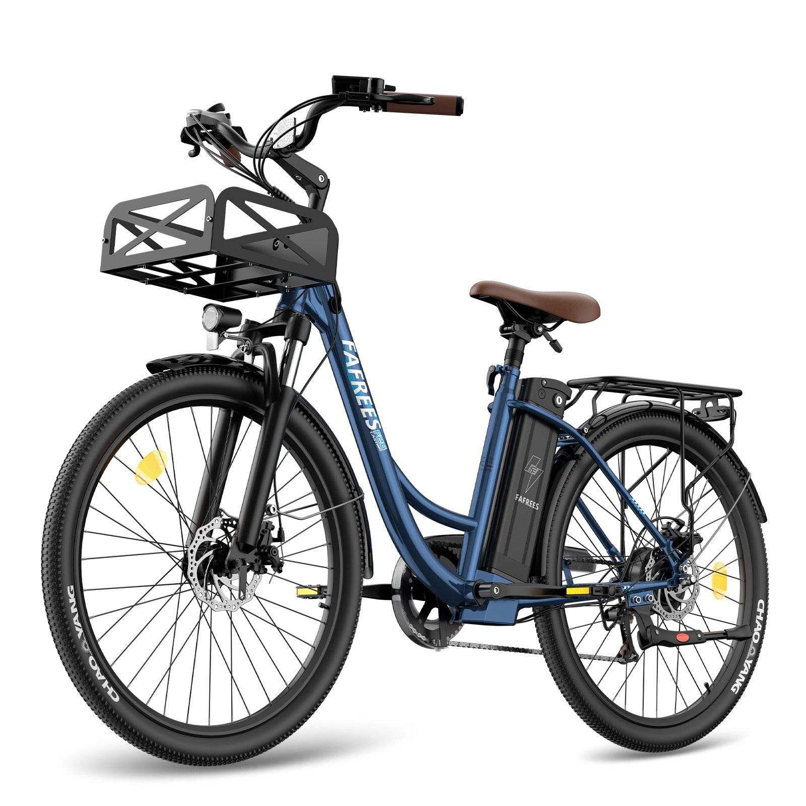 Ein blaues Elektrofahrrad mit einem schwarzen Korb und einem braunen Sitz, vor weißem Hintergrund geparkt.