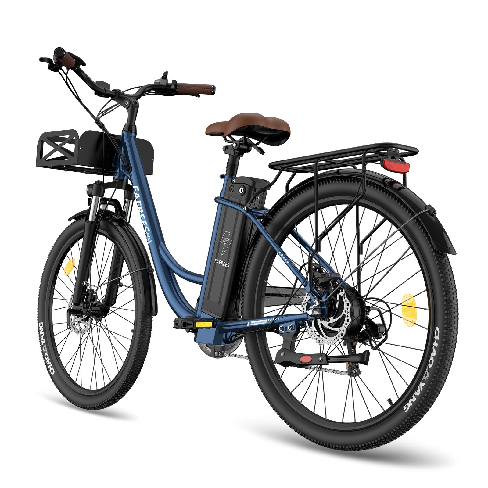 Blaues Elektrofahrrad mit schwarzen Reifen und Korb, von hinten betrachtet.