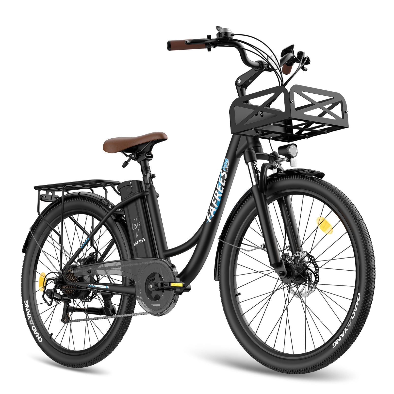 Schwarzes Elektrofahrrad mit braunem Sitz, schwarzem Korb, silbernen Details, schwarzen Reifen und weißem Hintergrund.