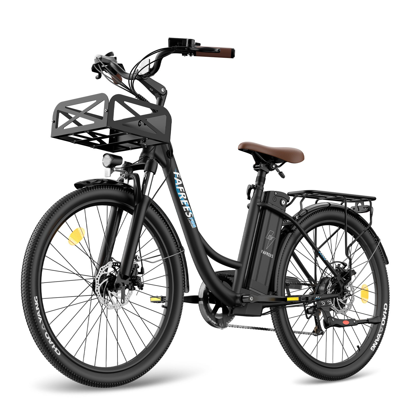 Schwarzes Elektrofahrrad mit braunem Sitz, Frontkorb und schwarzen Reifen. Der Hintergrund ist weiß.