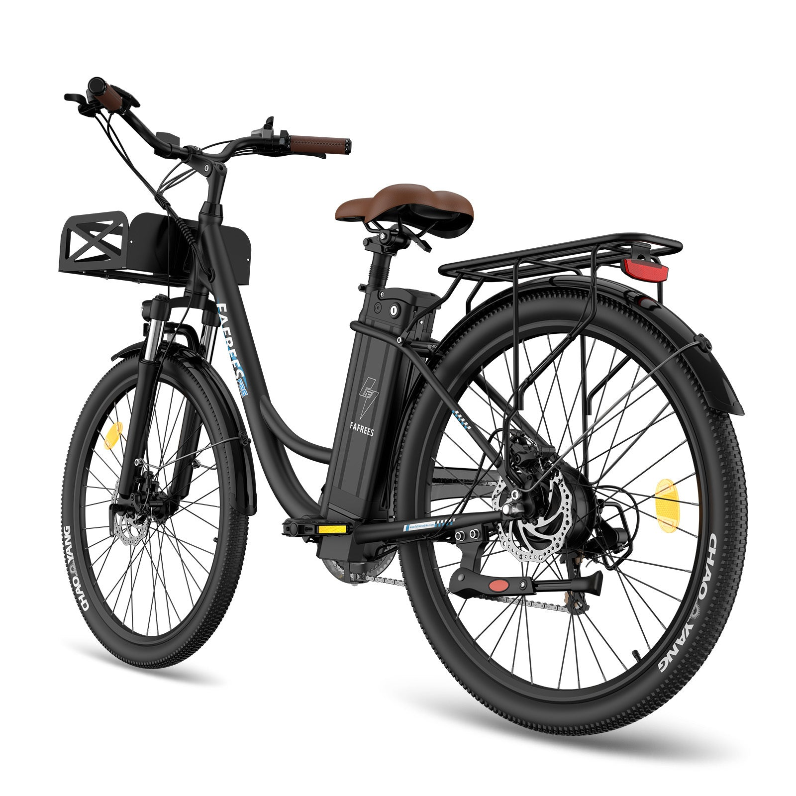 Ein schwarzes Elektrofahrrad mit Korb und Gepäckträger, auf weißem Hintergrund. Das Fahrrad ist nach rechts geneigt.