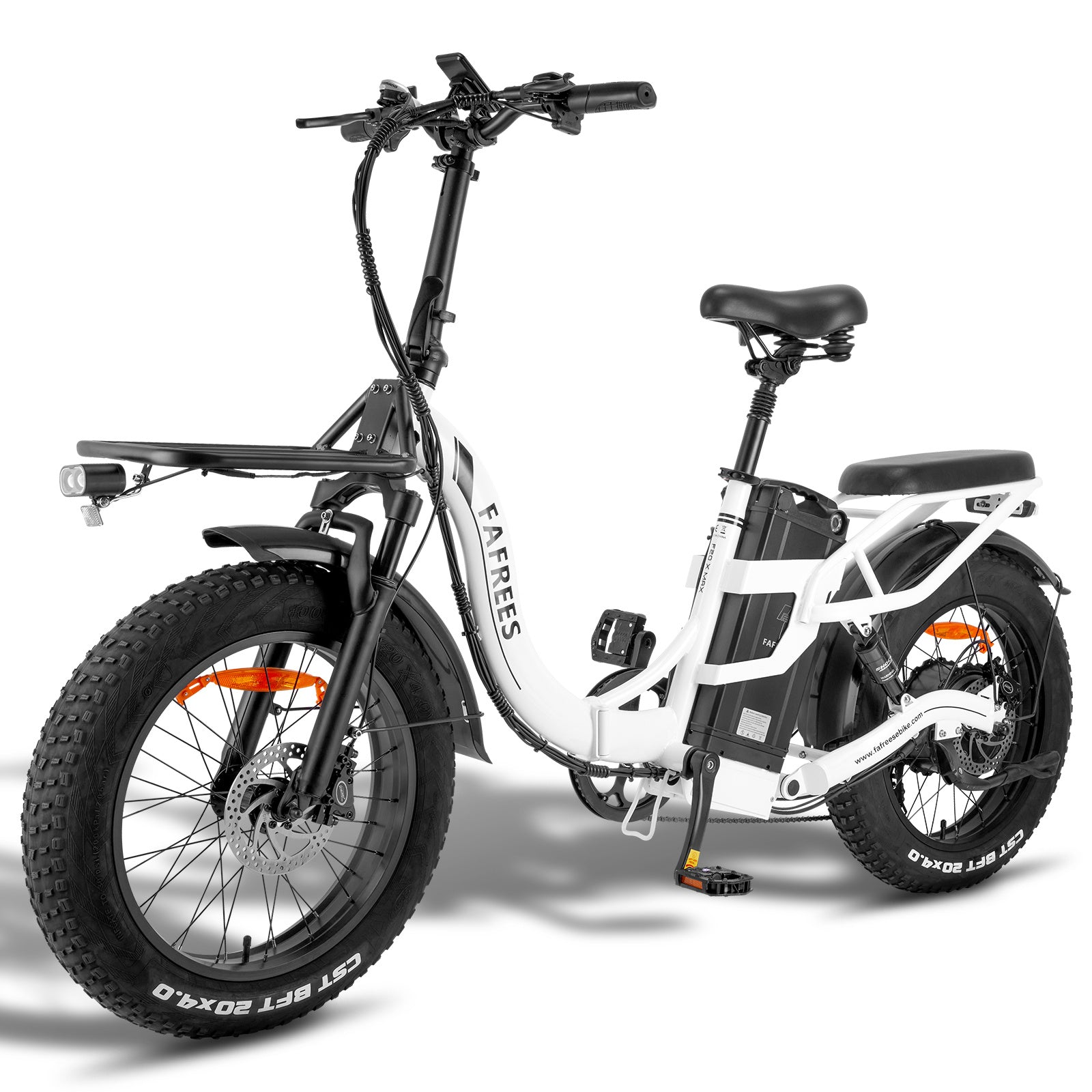 Weißes und schwarzes Elektrofahrrad. Schwarze Reifen, Frontkorb und weißer Rahmen. Weißer Hintergrund.
