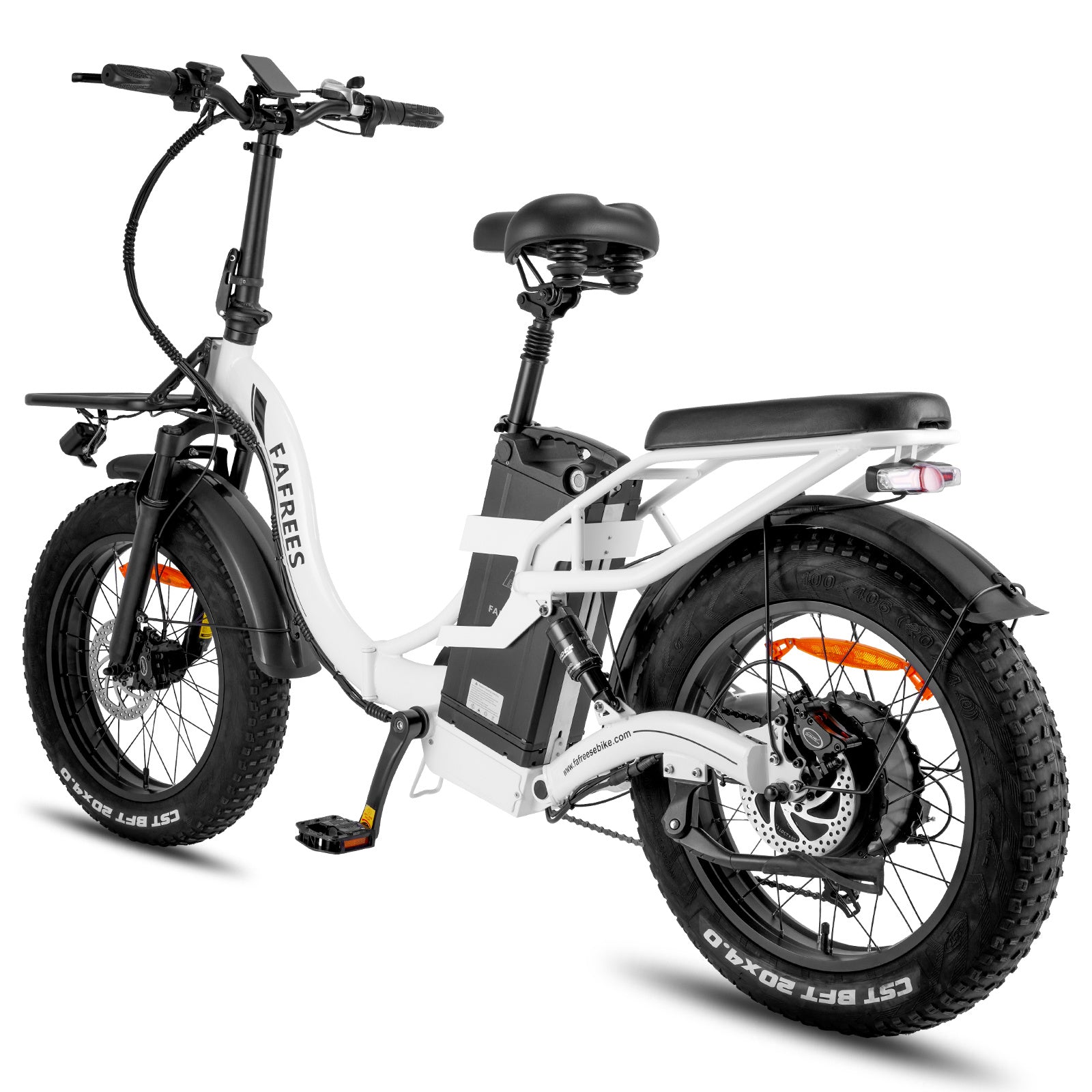 Weißes und schwarzes Elektrofahrrad, schräge Ansicht. Es hat große Reifen und einen Gepäckträger hinten.