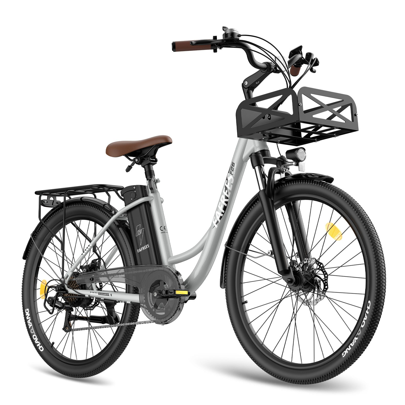 Silbernes Elektrofahrrad mit Korb und braunem Sitz. Das Fahrrad vor weißem Hintergrund.