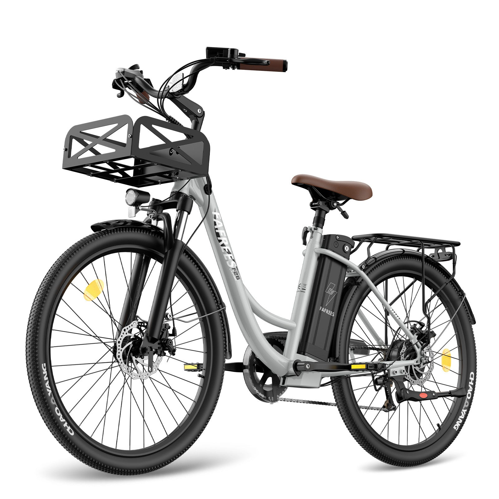 Silbernes Elektrofahrrad mit Korb vorne, brauner Sitz, weißer Hintergrund.