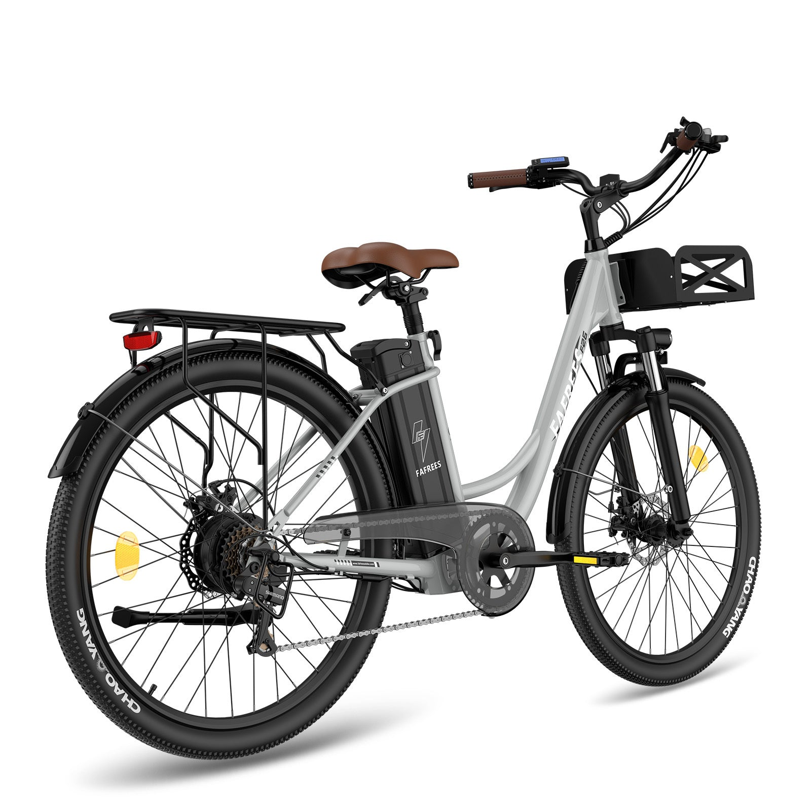 Ein graues Elektrofahrrad mit braunem Sitz und schwarzem Zubehör. Der Hintergrund ist weiß.