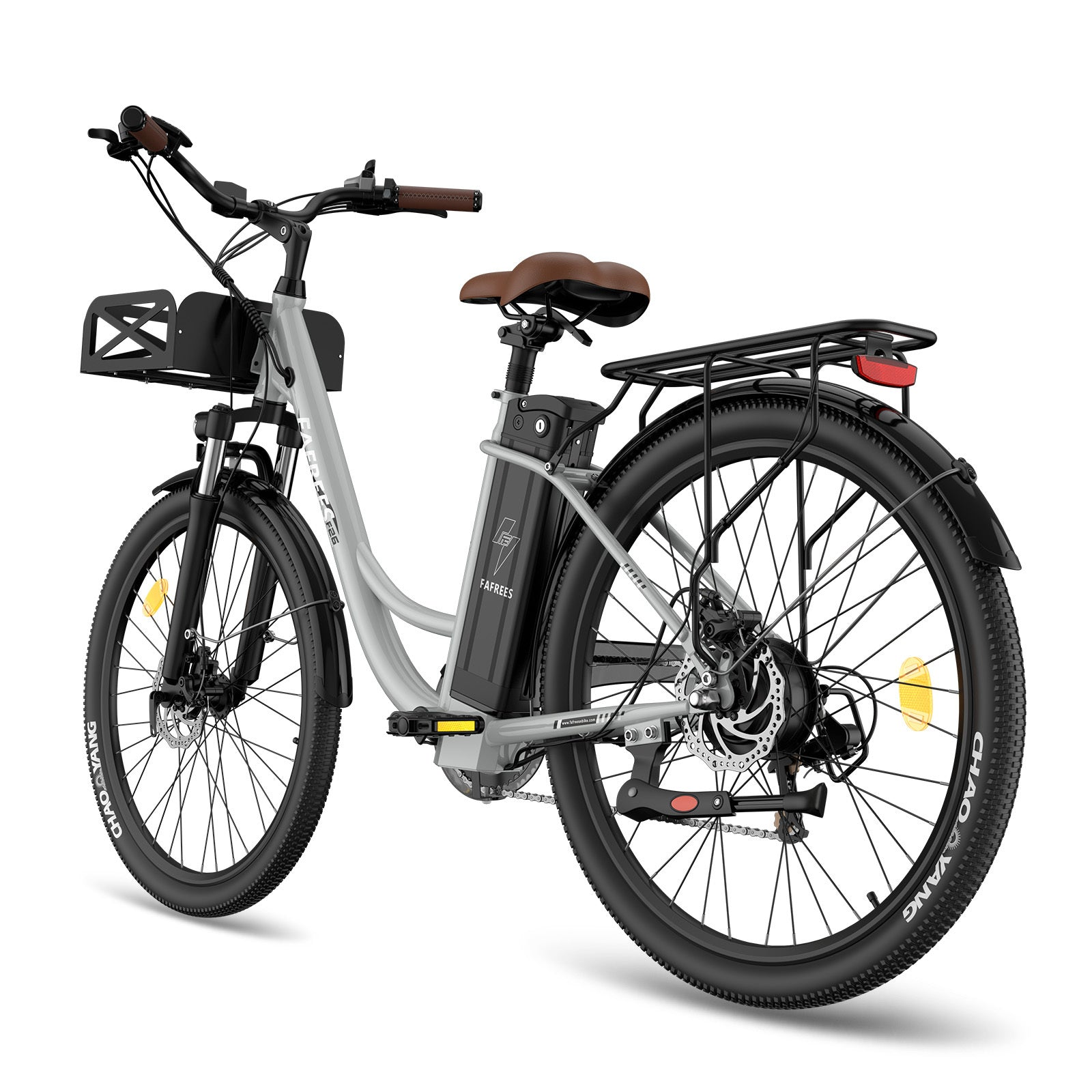 Ein Elektrofahrrad, grau und schwarz, mit Korb und Gepäckträger, auf weißem Grund.