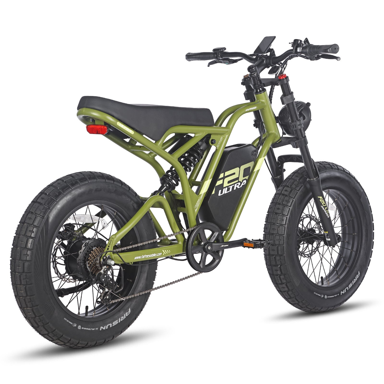 Una e-bike verde oliva con pneumatici neri su sfondo bianco. Ha batteria e sospensioni.