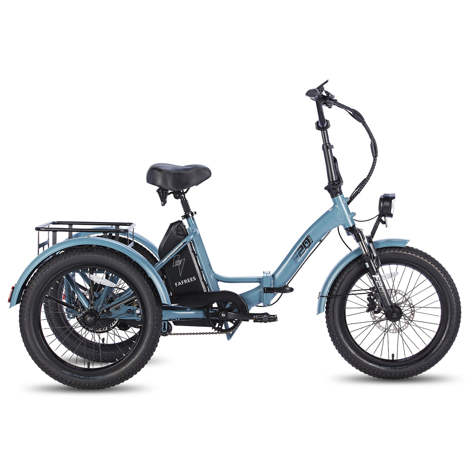Un triciclo elettrico blu con portapacchi. Il triciclo è angolato e ha una batteria e dei fari.