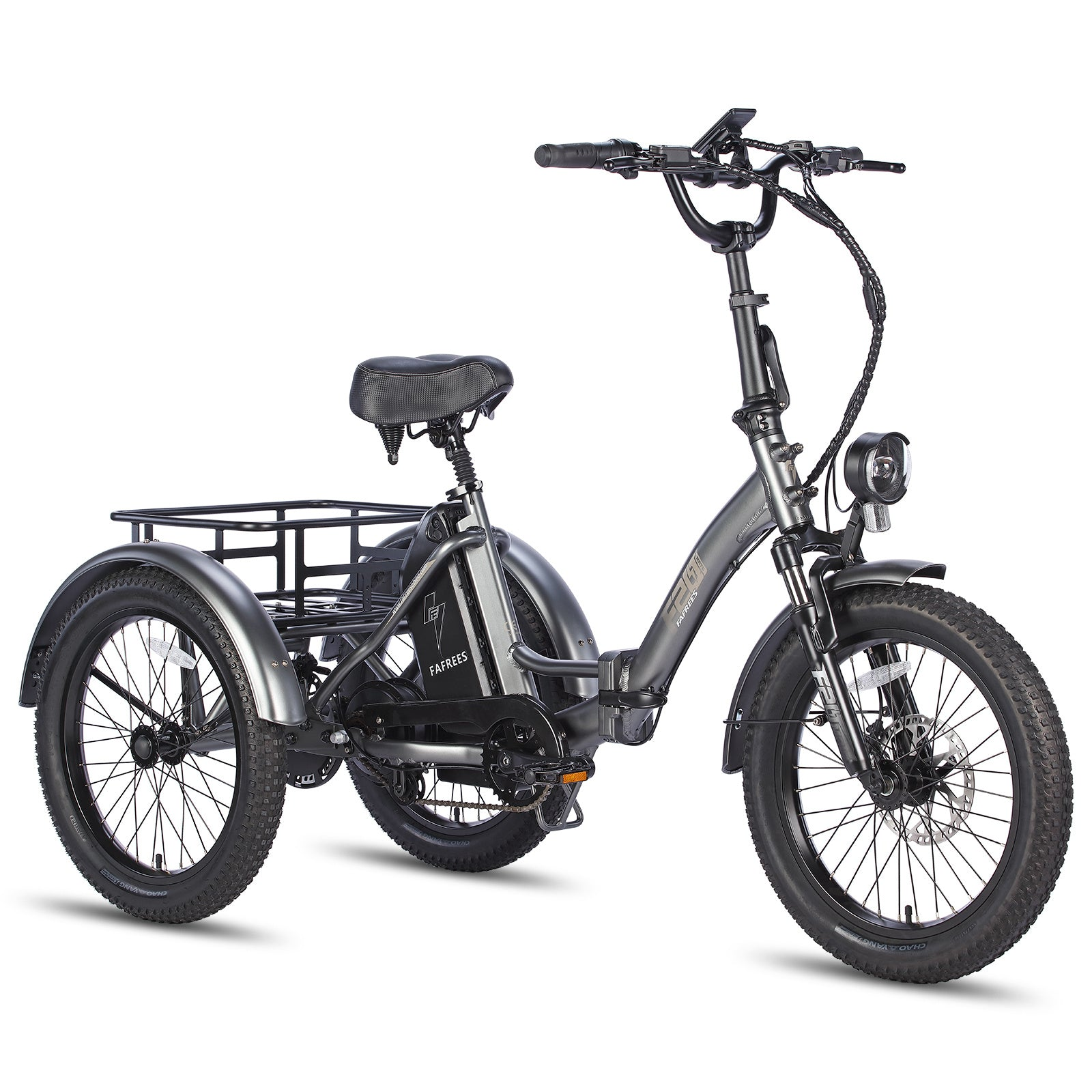 Un triciclo elettrico grigio e nero con un cestino nella parte posteriore.