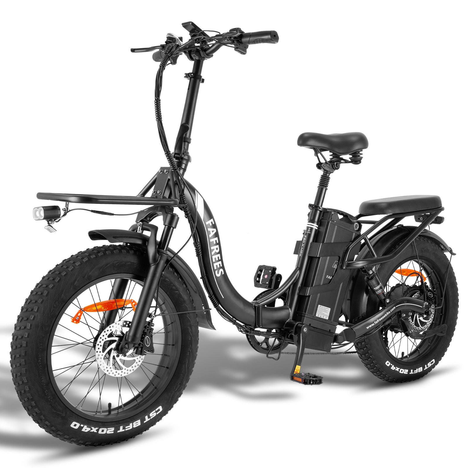 Una bicicletta elettrica nera con pneumatici grandi, un cestino anteriore e sfondo bianco.