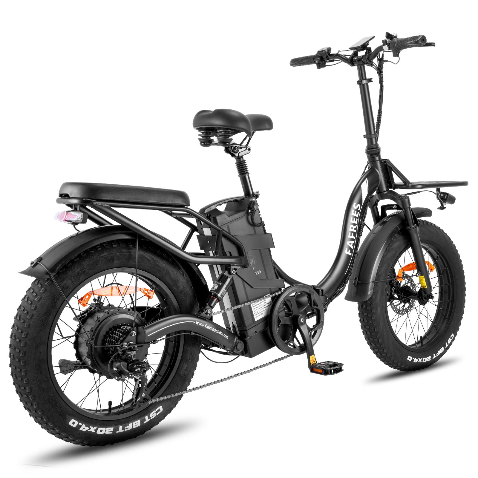 Bicicletta elettrica nera su sfondo bianco, con pneumatici larghi e cestino, vista laterale.
