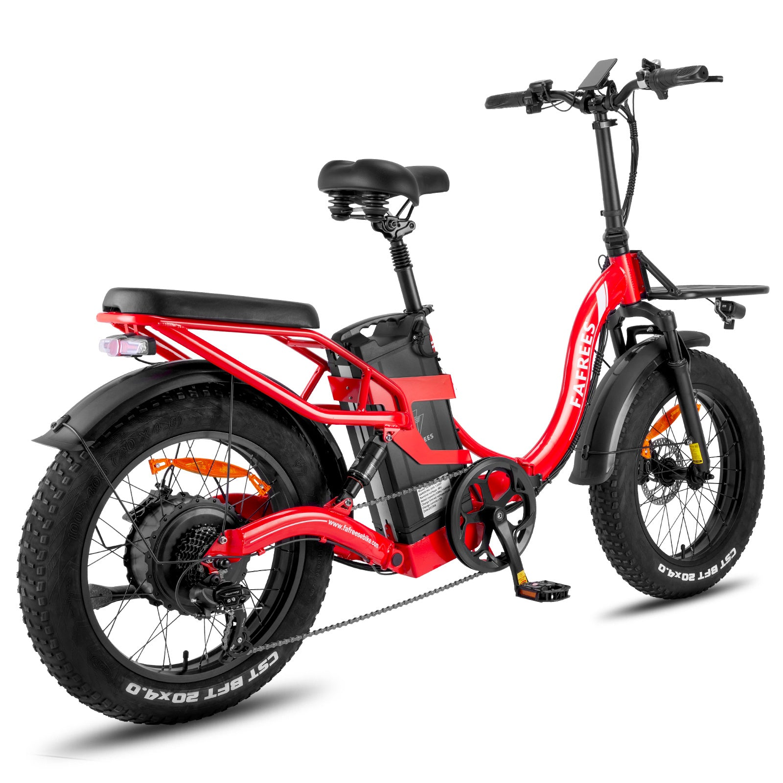 Ein rotes Elektrofahrrad auf weißem Hintergrund. Es hat einen schwarzen Sitz, Reifen und einen Akku.