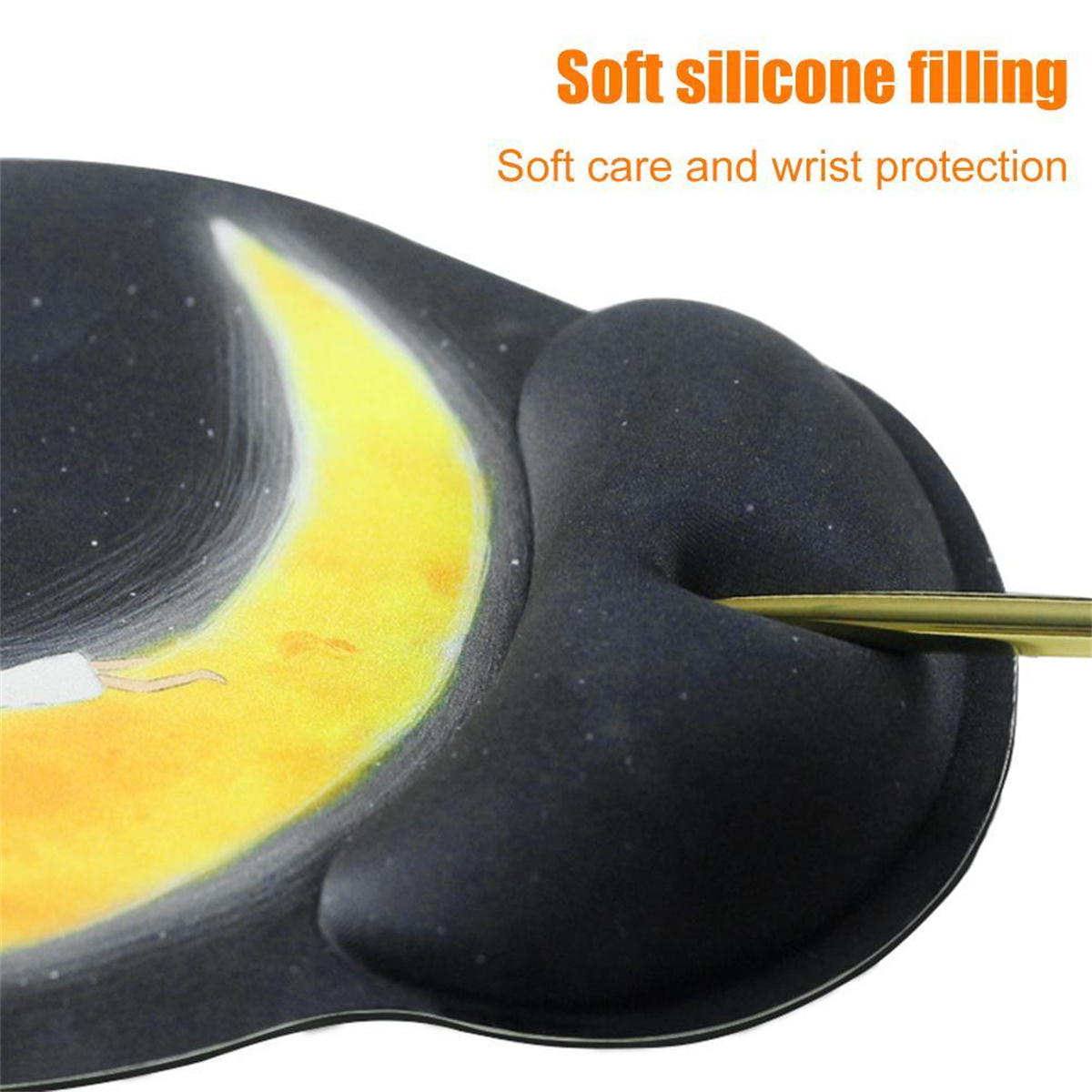 Schwarzes Mousepad mit gelbem Mond und Figur. Ein goldener Stift berührt das Mousepad.