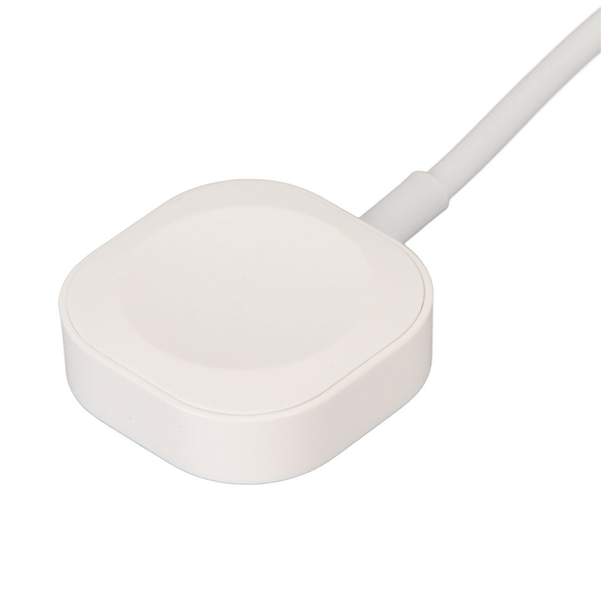 Weißes Apple Watch-Ladegerät. Es hat eine quadratische Basis und ein weißes Kabel, das sich davon erstreckt.