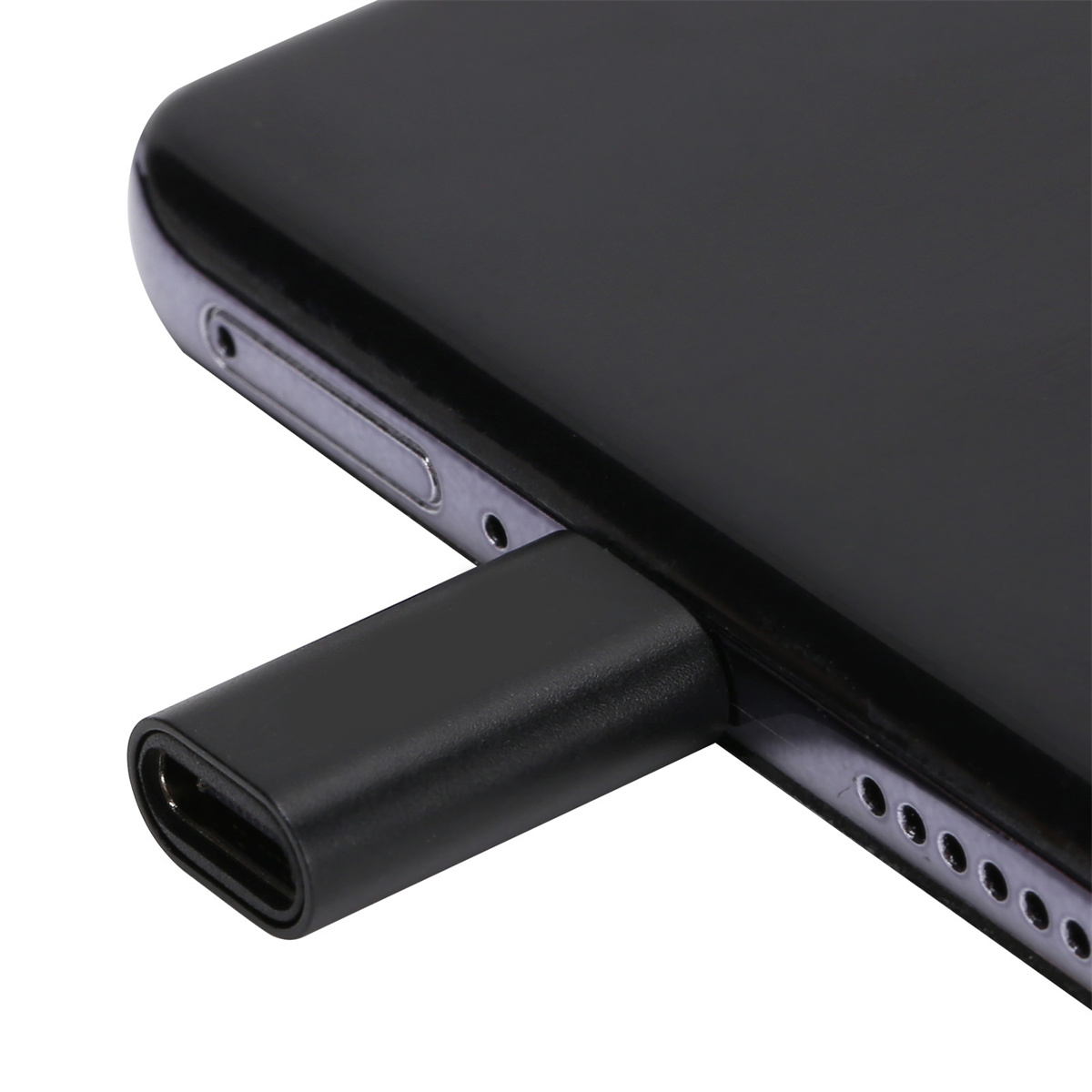 Ein schwarzer USB-C-Anschluss, der in ein schwarzes Telefon eingesteckt ist.
