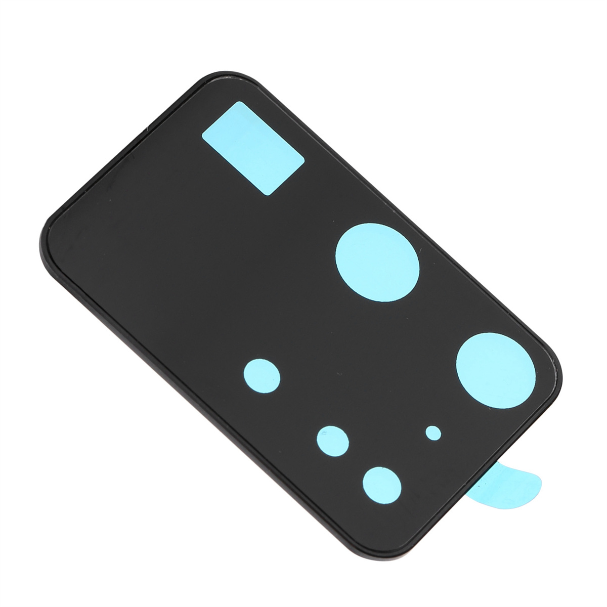 Schwarzer Objektivschutz für Telefonkamera mit blauen Klebestreifen. Schräge Ansicht auf weißer Oberfläche.