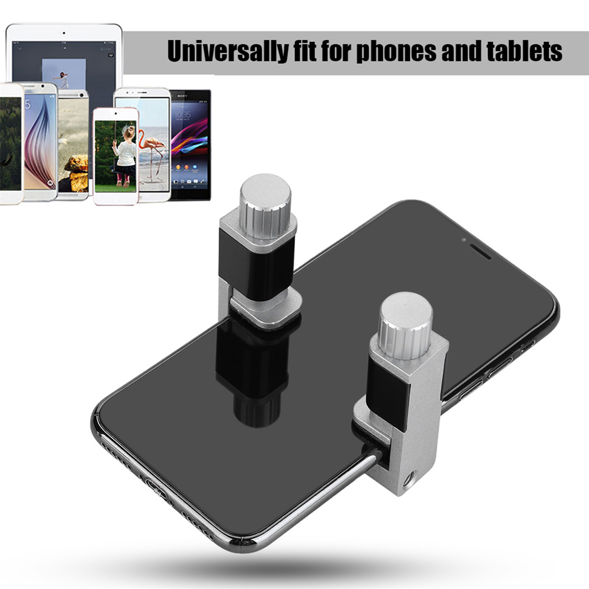 Ein Telefon, das von einer silbernen Halterung gehalten wird. Andere Telefone im Hintergrund.