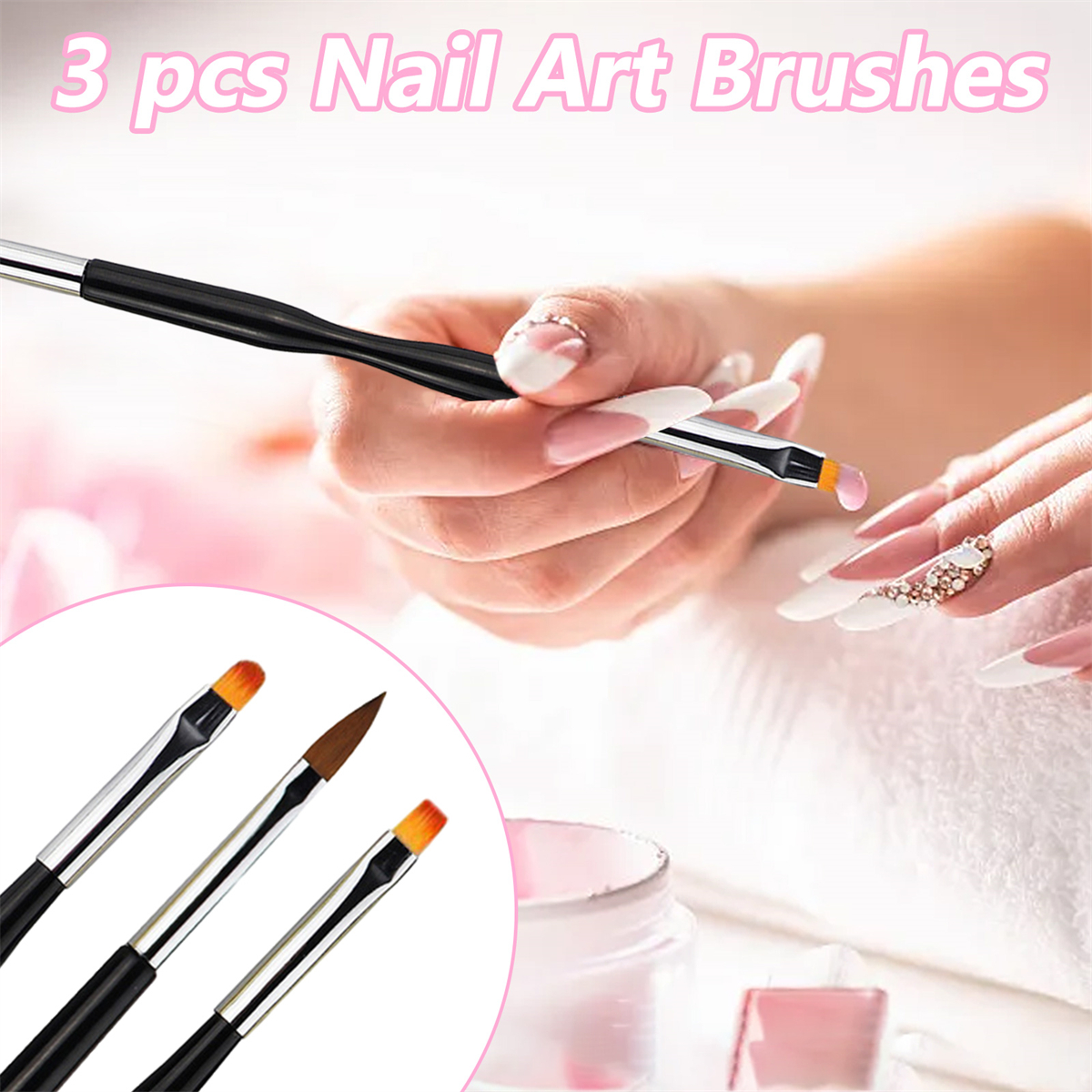 Drei Nailart-Pinsel mit schwarzen Griffen und unterschiedlichen Pinselspitzen auf verschwommenem Hintergrund.