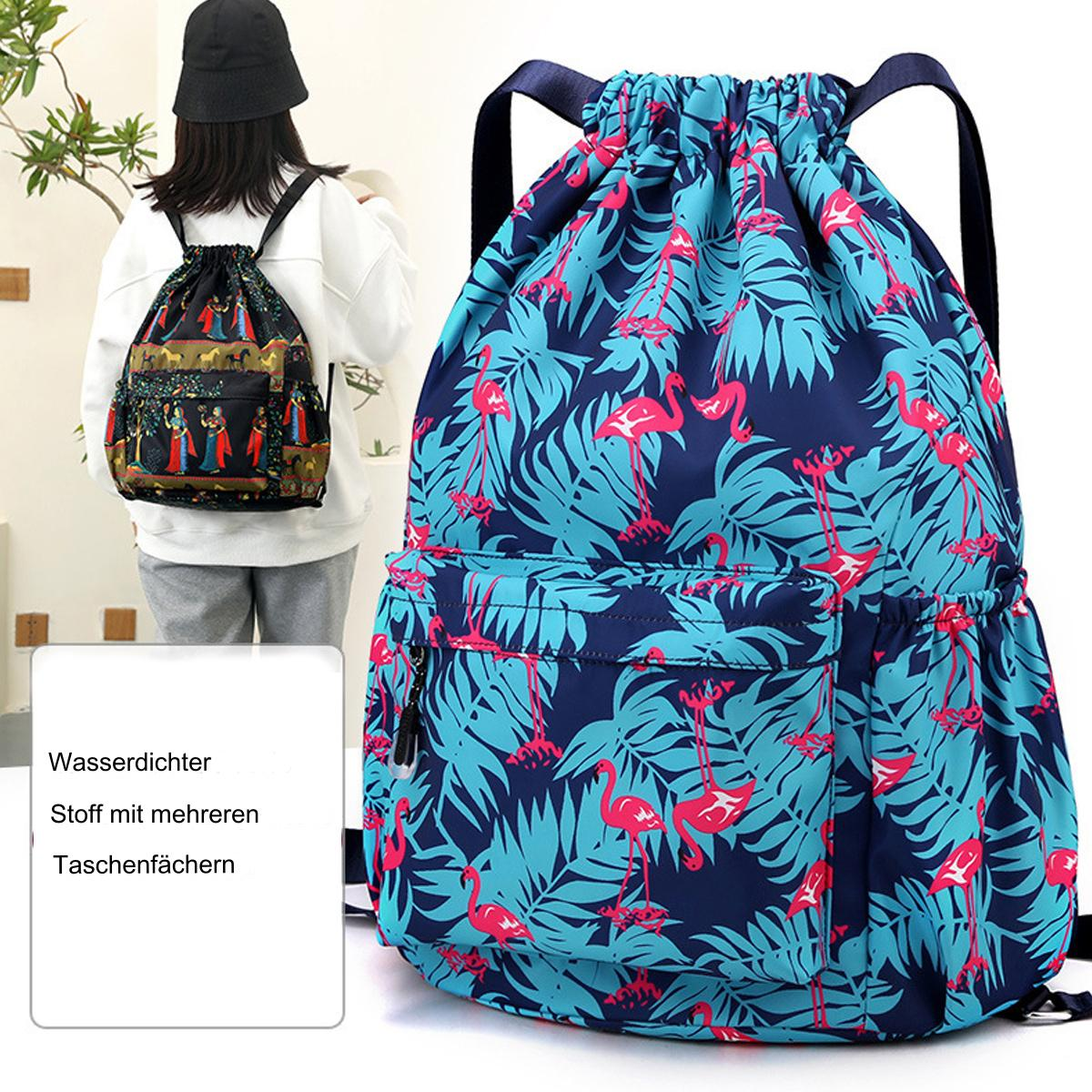 Ein Kordelzug-Rucksack. Die Tasche hat ein blaues Blumenmuster und einen kleineren im Hintergrund.