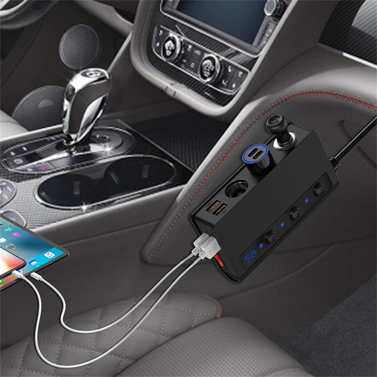 Ein schwarzes Autoladegerät mit USB-Anschlüssen und ein Tablet und Telefon, die in einem Auto geladen werden.