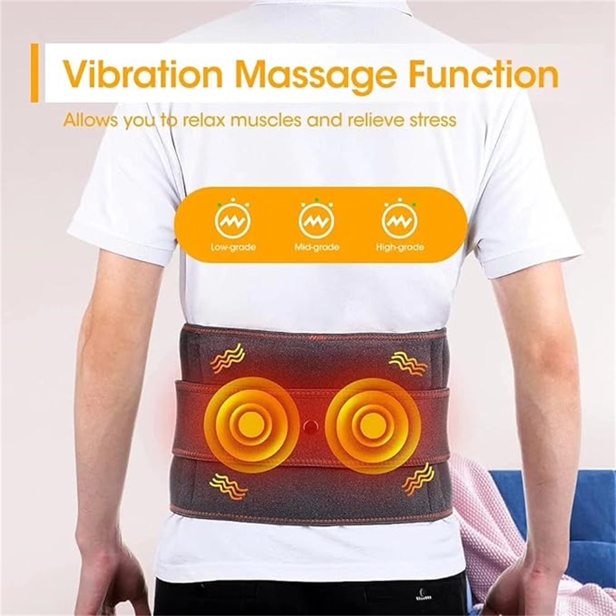 Ein Mann, der ein Rückenmassagegerät trägt. Das Massagegerät hat drei Stufeneinstellungen und zwei Heizkissen.
