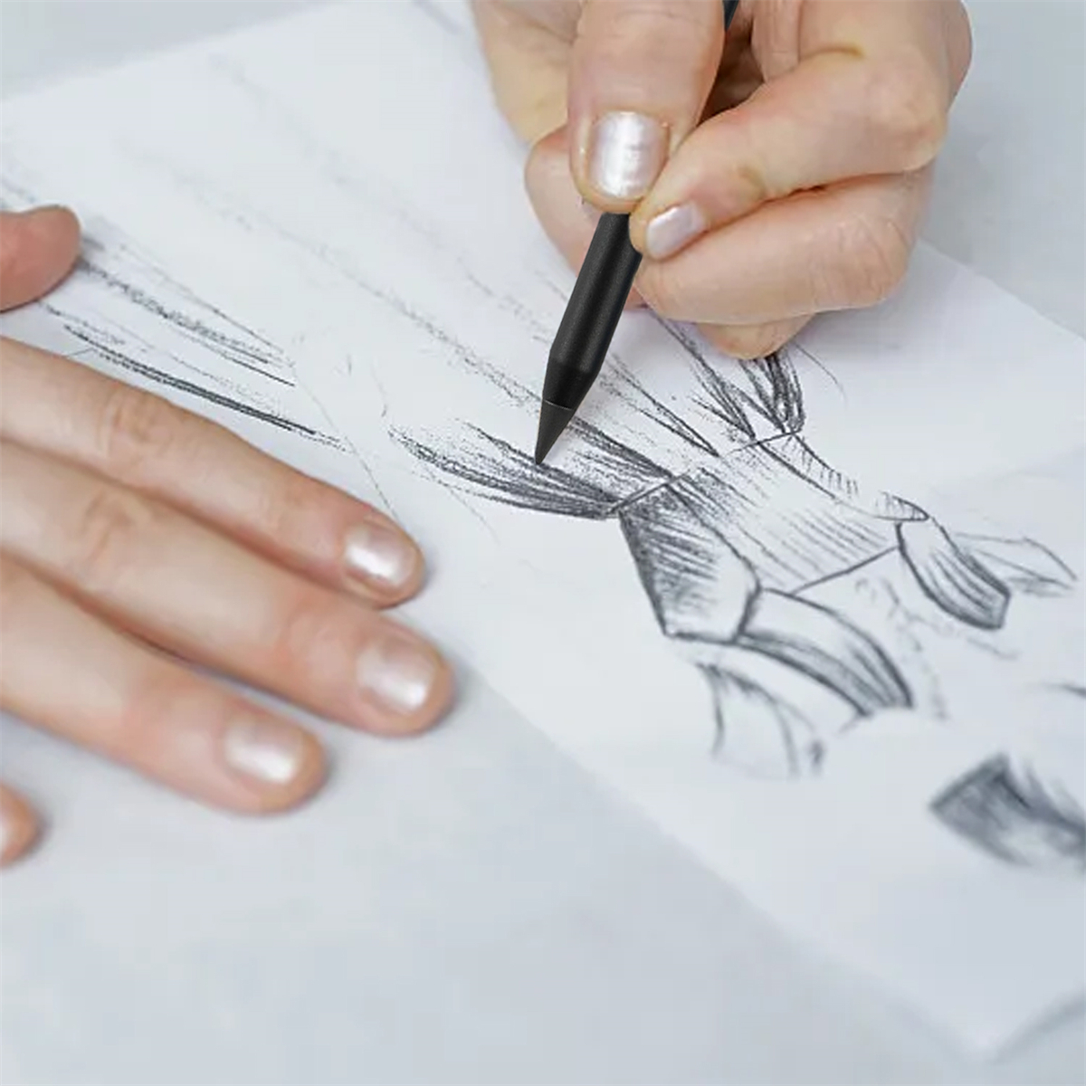 Nahaufnahme von Händen, die mit einem schwarzen Stift auf Papier skizzieren.