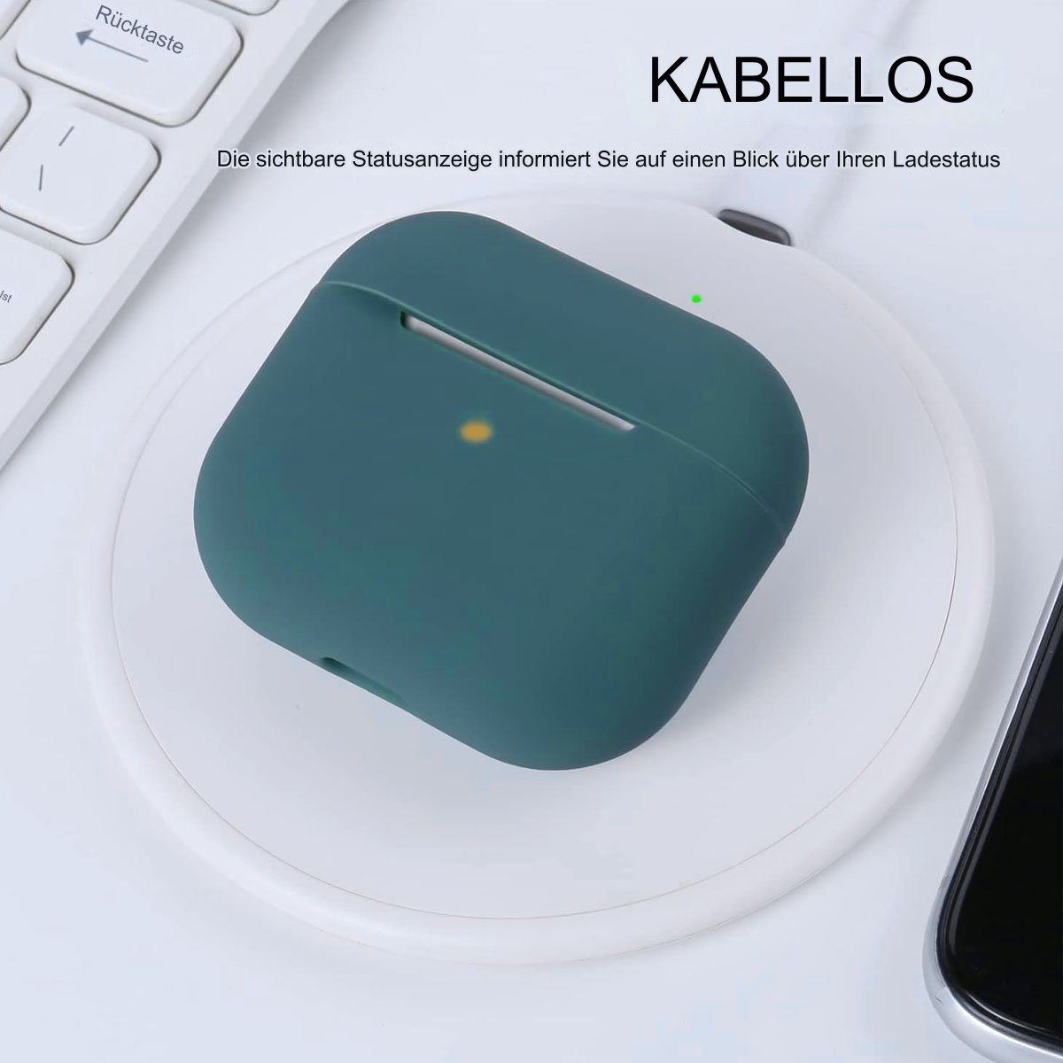 Türkisfarbene kabellose Ohrhörerhülle auf einem weißen kabellosen Ladepad. Ein Telefon im Hintergrund.