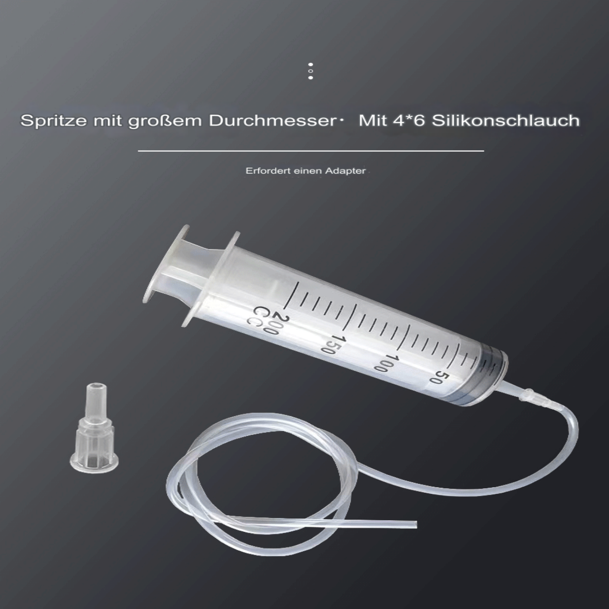 Eine transparente Spritze mit großem Durchmesser, einem Silikonschlauch und einem Adapter.