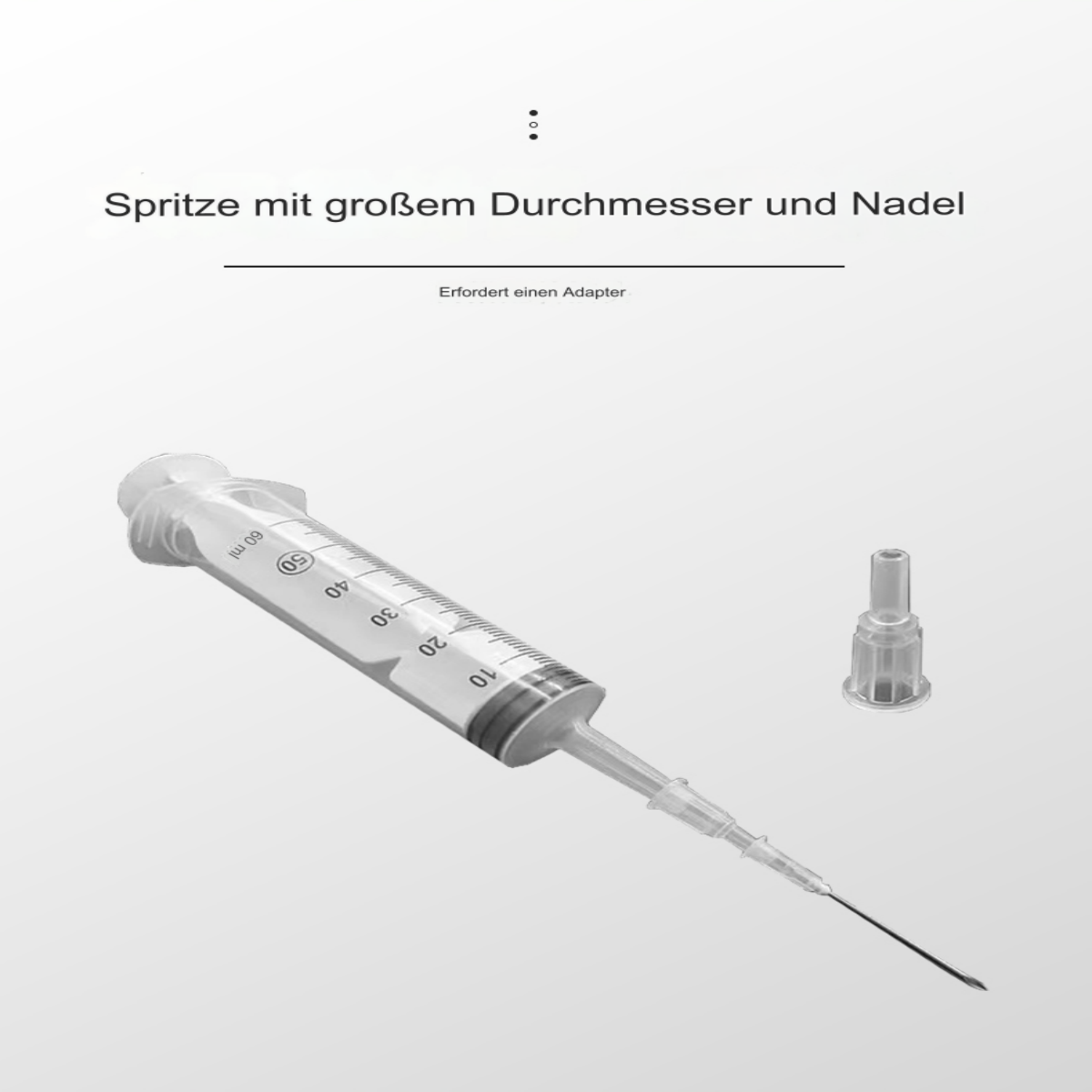 Eine Spritze mit Nadel und separatem Adapter auf weißem Untergrund.