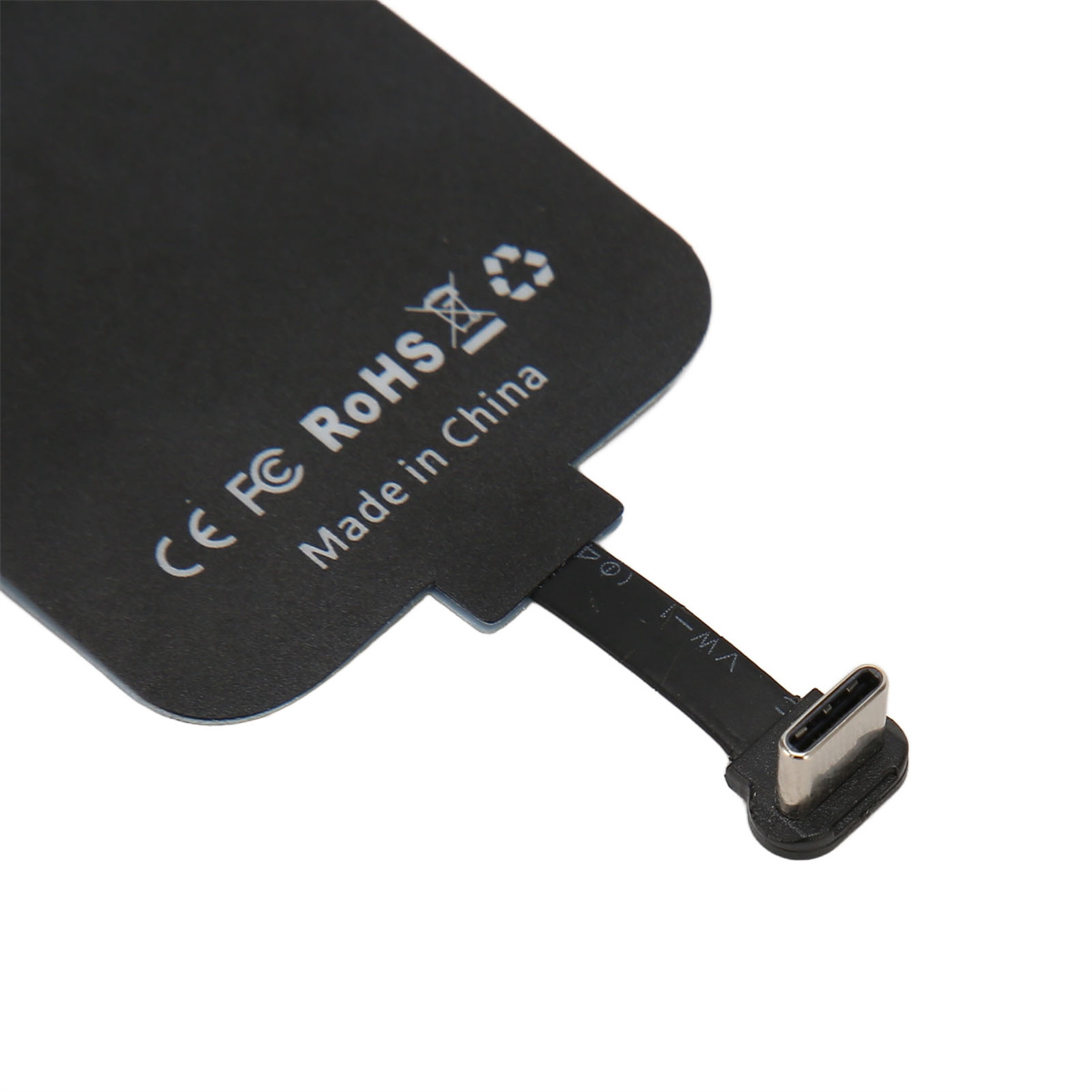 Ein schwarzes, rechteckiges Gerät mit einem USB-C-Anschluss. Es hat Text und Symbole auf der Oberfläche.