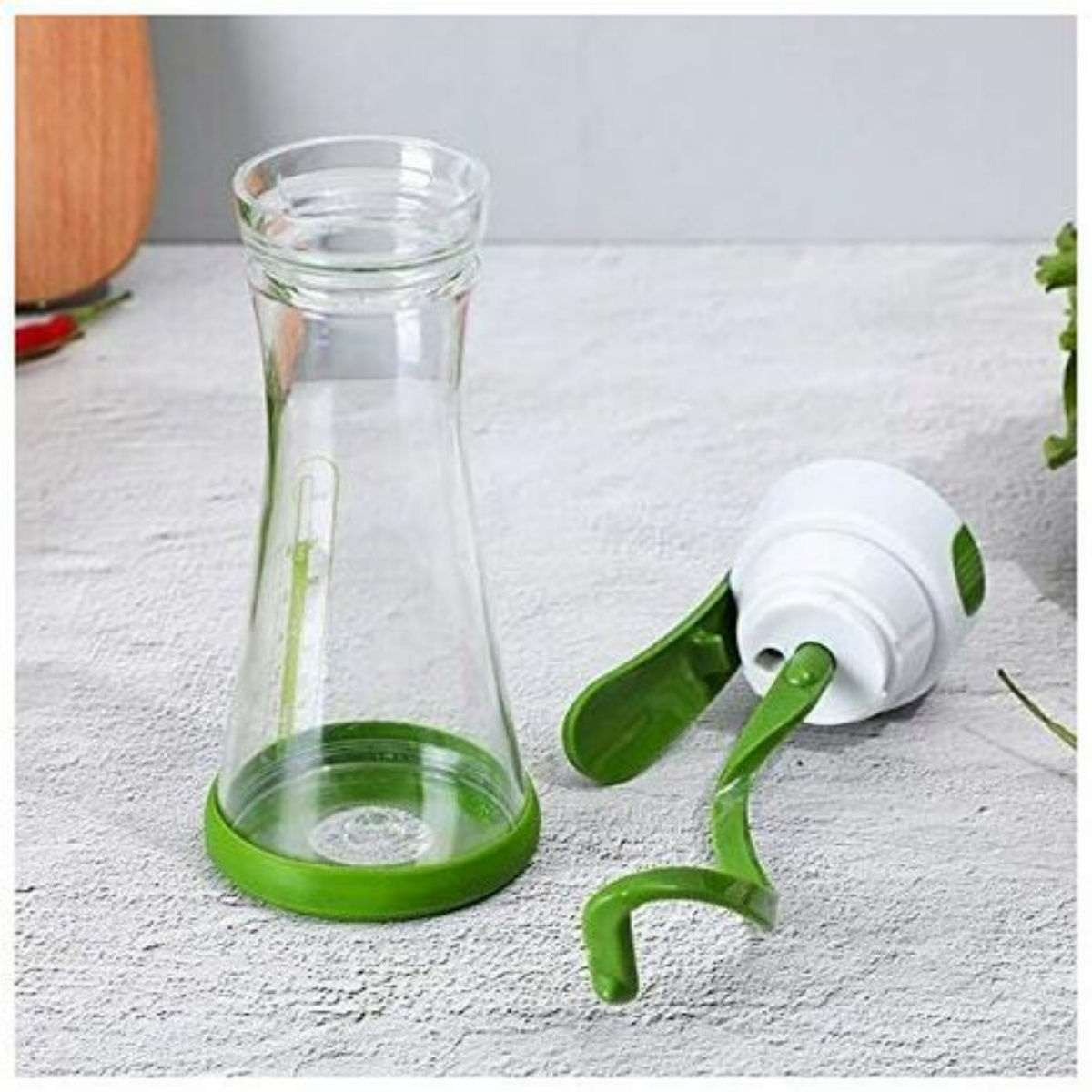 Ein Glas mit grünem Boden und einem abnehmbaren grünen Griffmechanismus. Es dient zum Hacken.