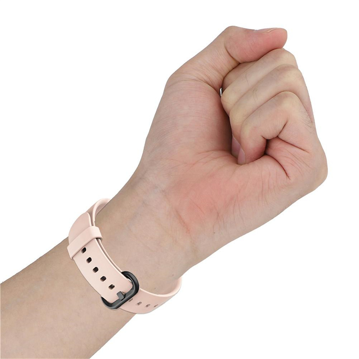 Die Hand einer Person, die eine hellrosa Uhr trägt. Die Uhr hat eine schwarze Schnalle und befindet sich auf weißem Hintergrund.