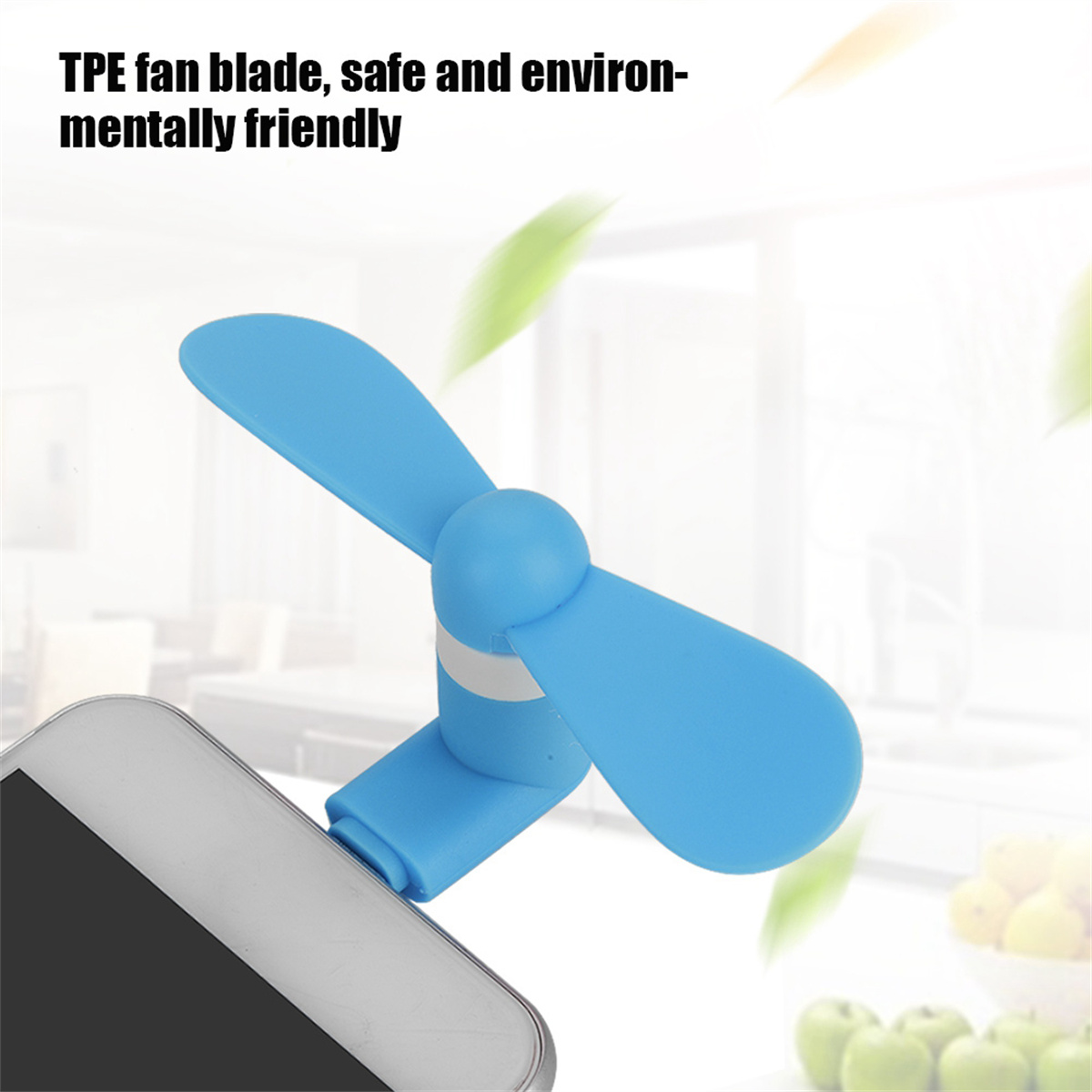 Ein kleiner blauer Ventilator an einem Telefon befestigt. Der Ventilator hat zwei Flügel und eine weiße Basis.