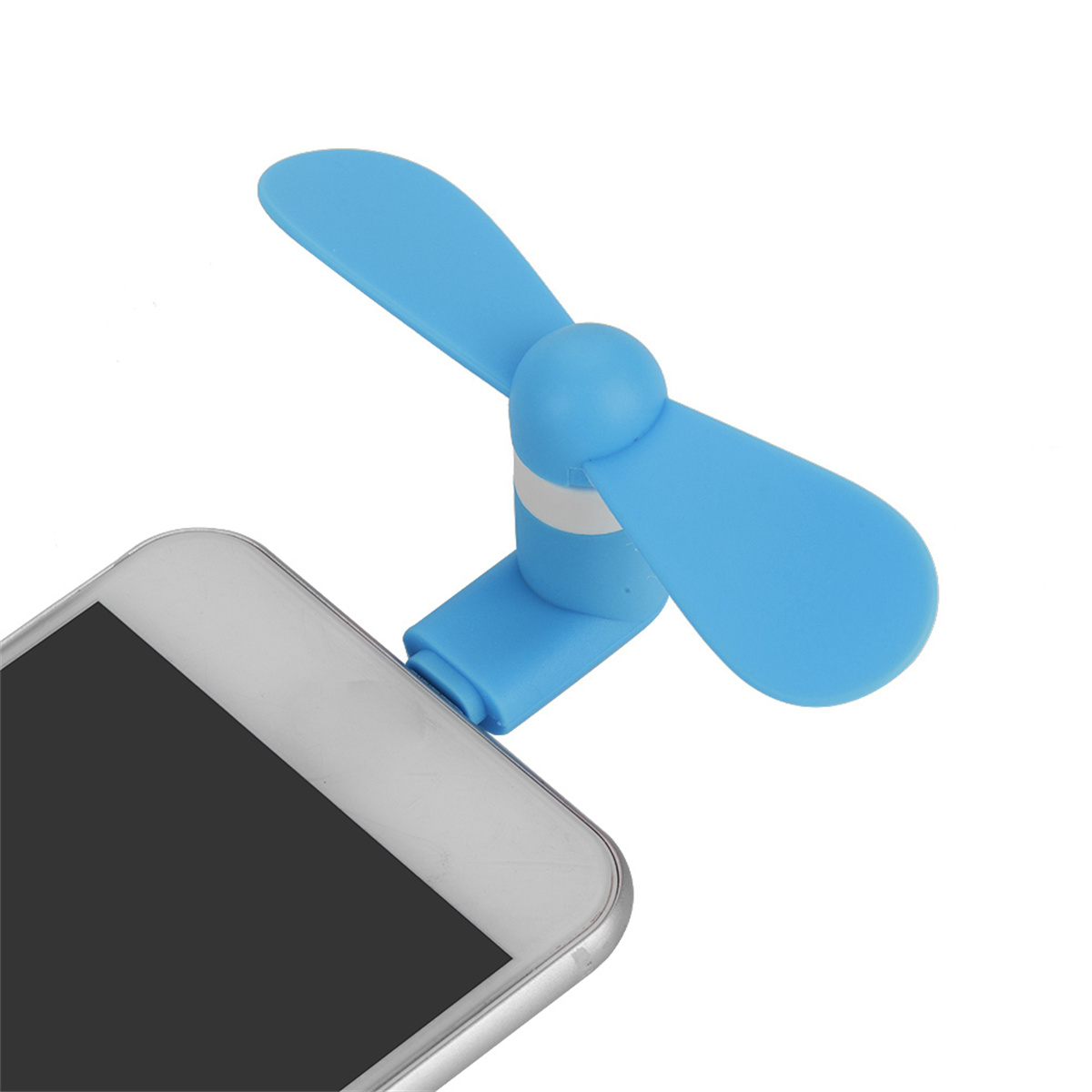 Ein blauer Mini-Ventilator, der an einem Smartphone befestigt ist. Der Ventilator hat zwei Flügel und bläst Luft.