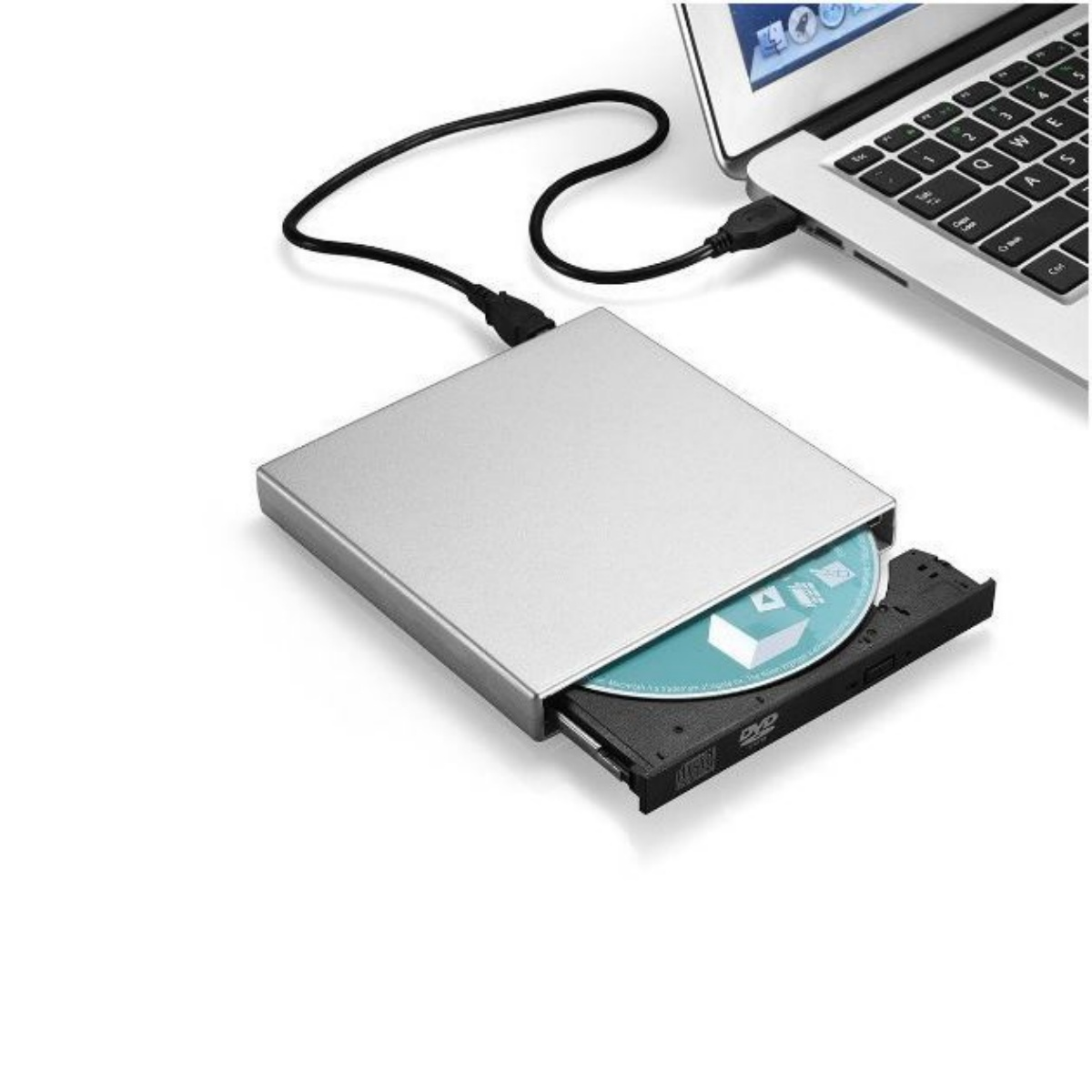 Ein silbernes externes DVD-Laufwerk mit einer schwarzen DVD, verbunden mit einem Laptop.