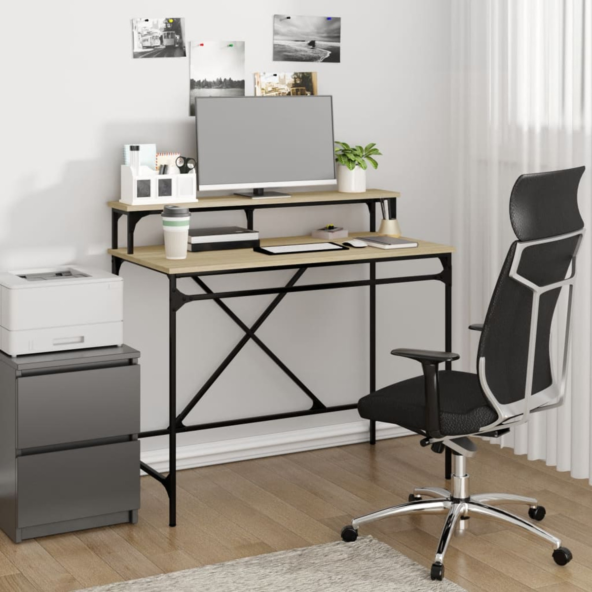 Büroschreibtisch-Setup mit Monitor, Schreibtisch, Stuhl, Schubladen und Zubehör. Weiße Wand im Hintergrund.