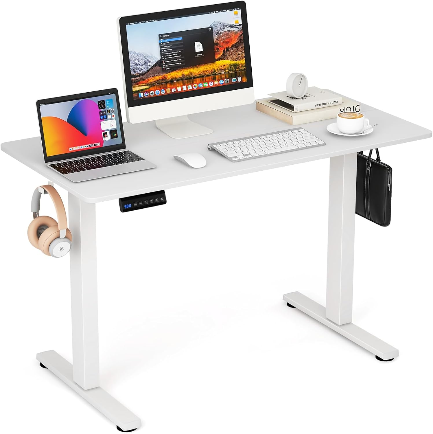 Weißer Schreibtisch. Laptop, Monitor, Kaffeetasse. Kopfhörer. Weißer Hintergrund.
