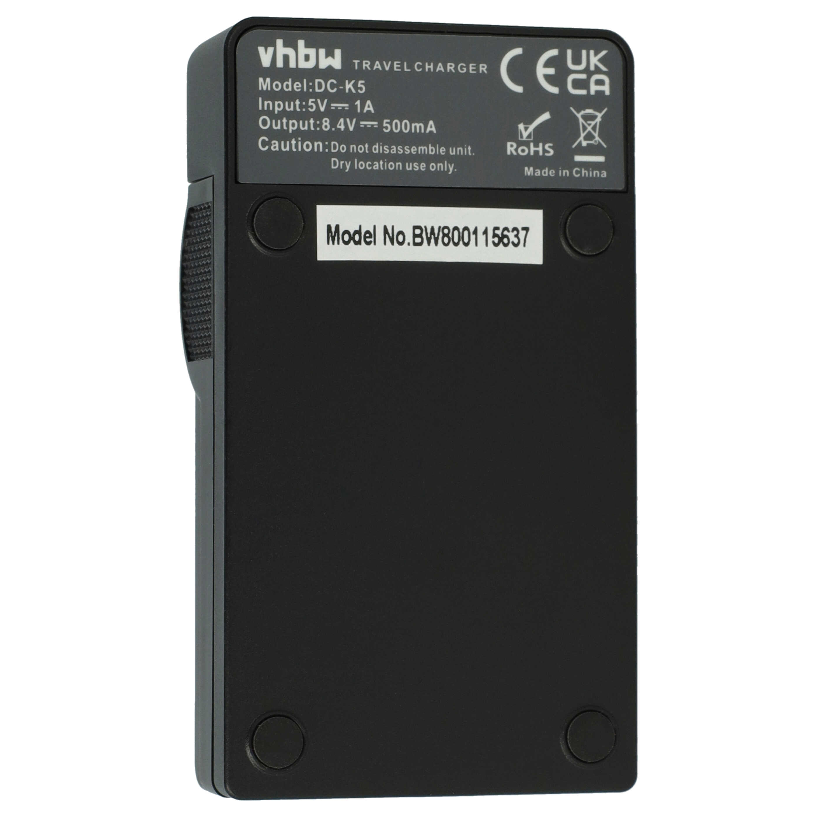 Schwarzes Reise-Ladegerät mit Etiketten. Enthält Modellnummer und elektrische Informationen. Weißer Hintergrund.