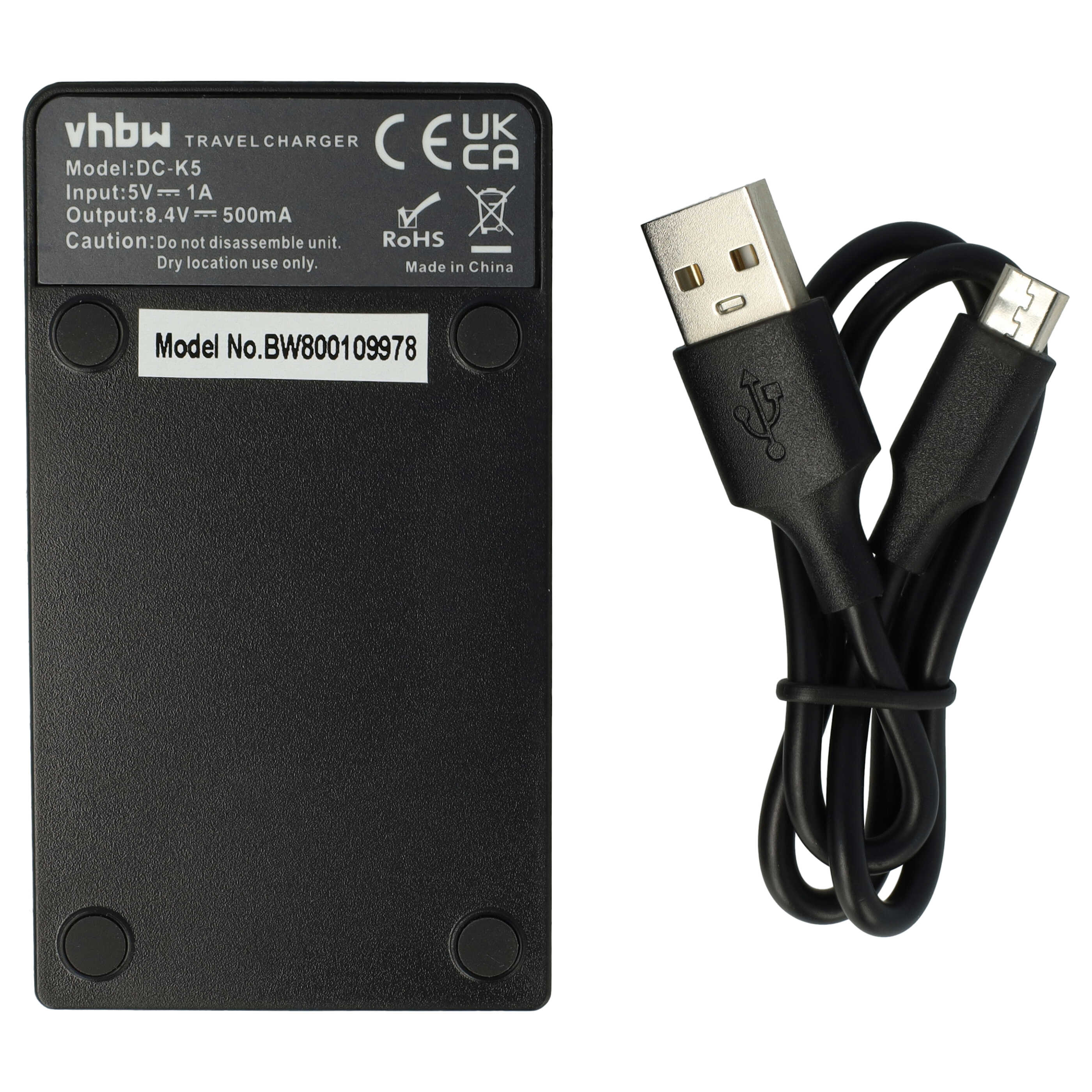 Ein schwarzes Reiseladegerät mit einem USB-Kabel. Das Ladegerät hat Text und eine Modellnummer.