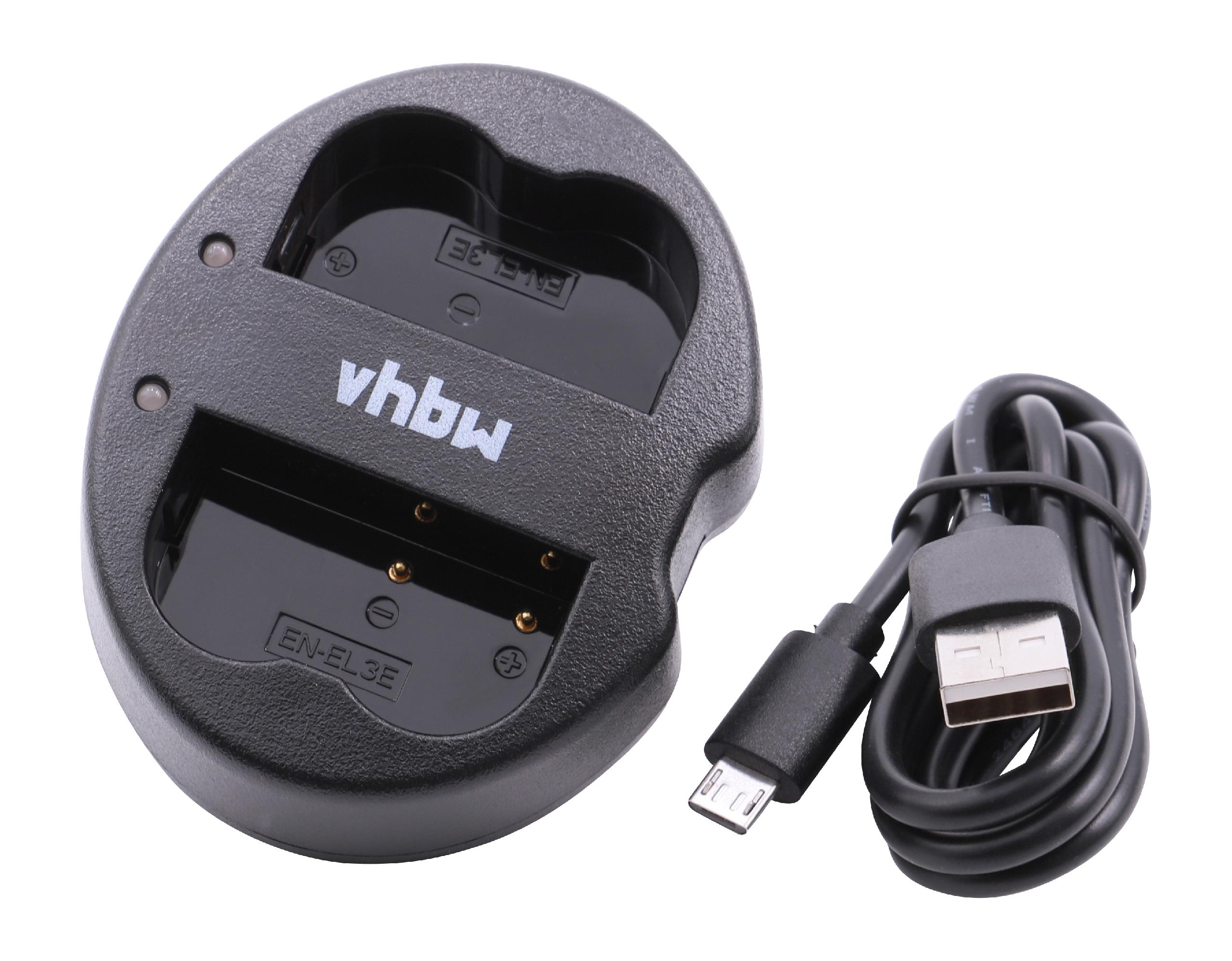 Schwarzes Kamera-Akkuladegerät mit USB-Kabel, vor weißem Hintergrund.