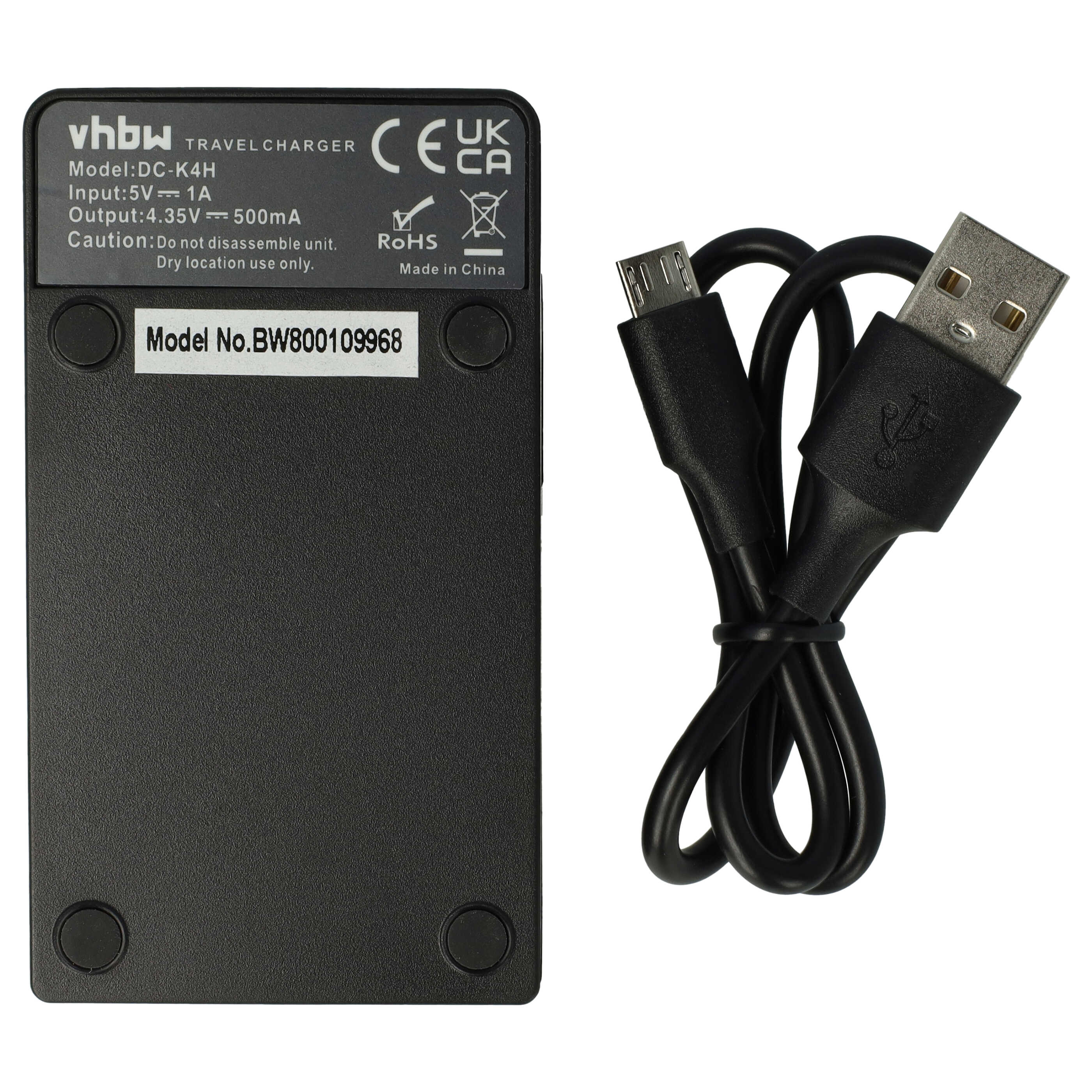 Schwarzes Reise-Ladegerät mit USB-Kabel, Details und Etikett mit Modellinformationen.