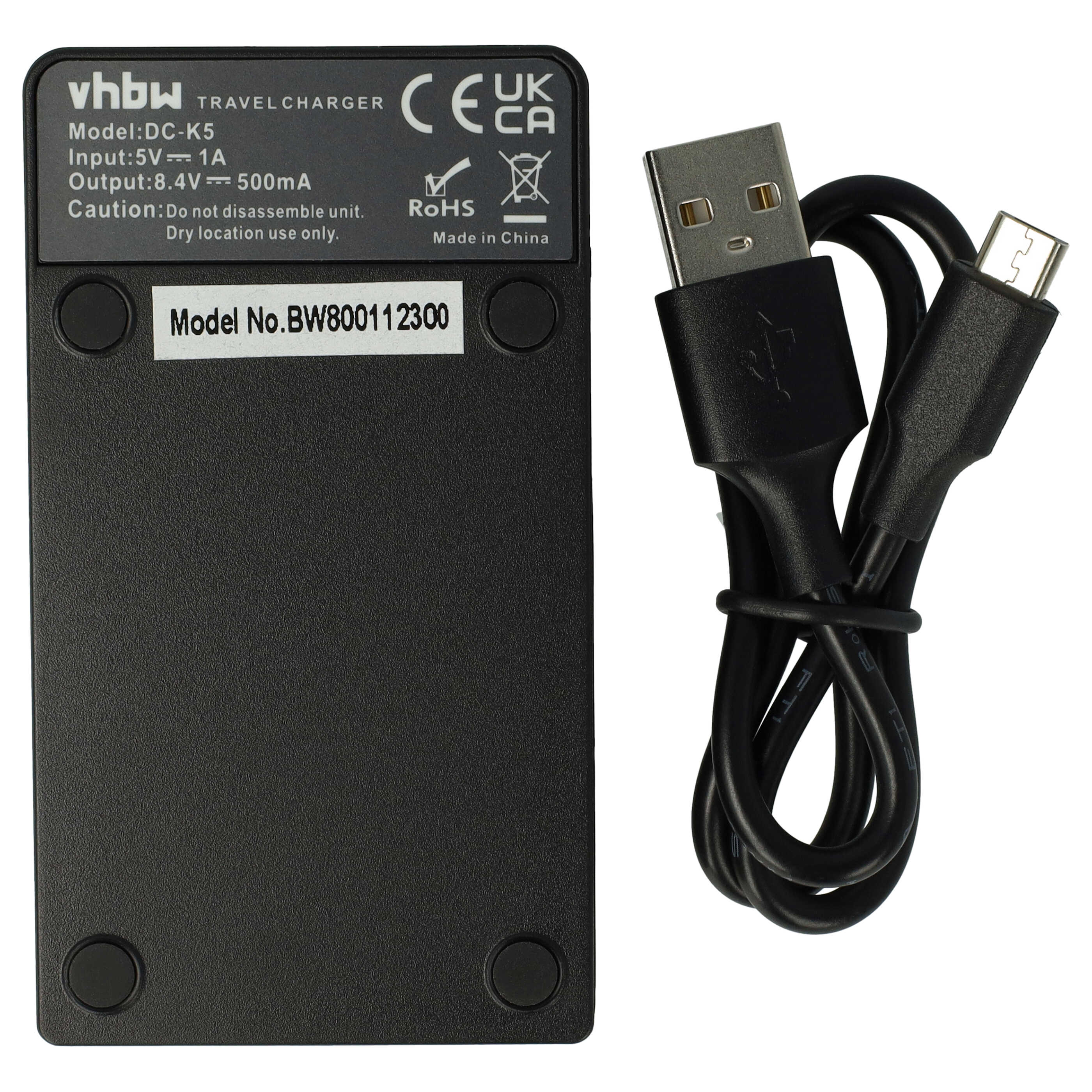 Schwarzes Ladegerät mit USB-Kabel. Etiketten zeigen Modell und Spezifikationen auf weißem Hintergrund.