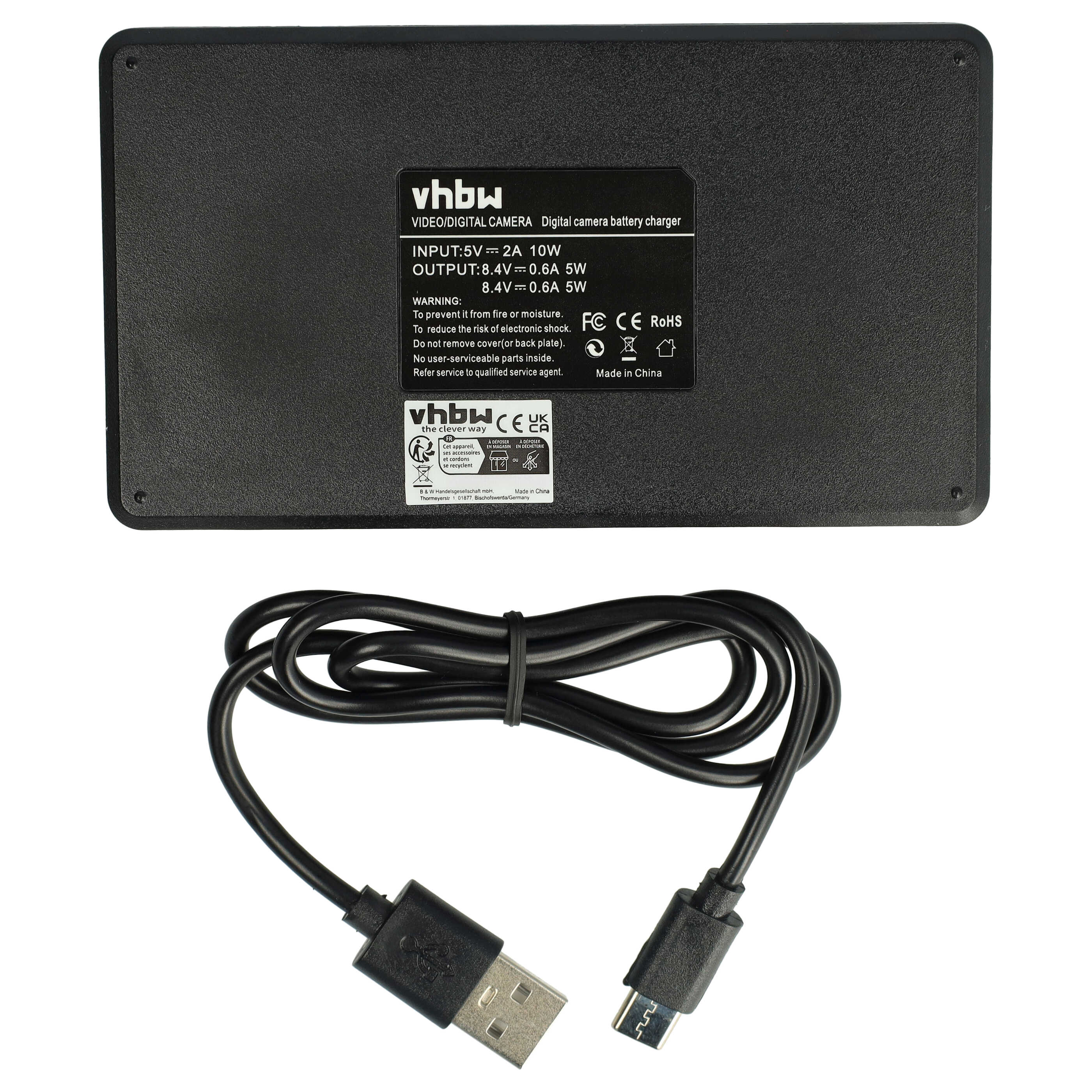 Schwarzes Videokamera-Ladegerät mit USB- und Micro-USB-Kabel und Etikett.