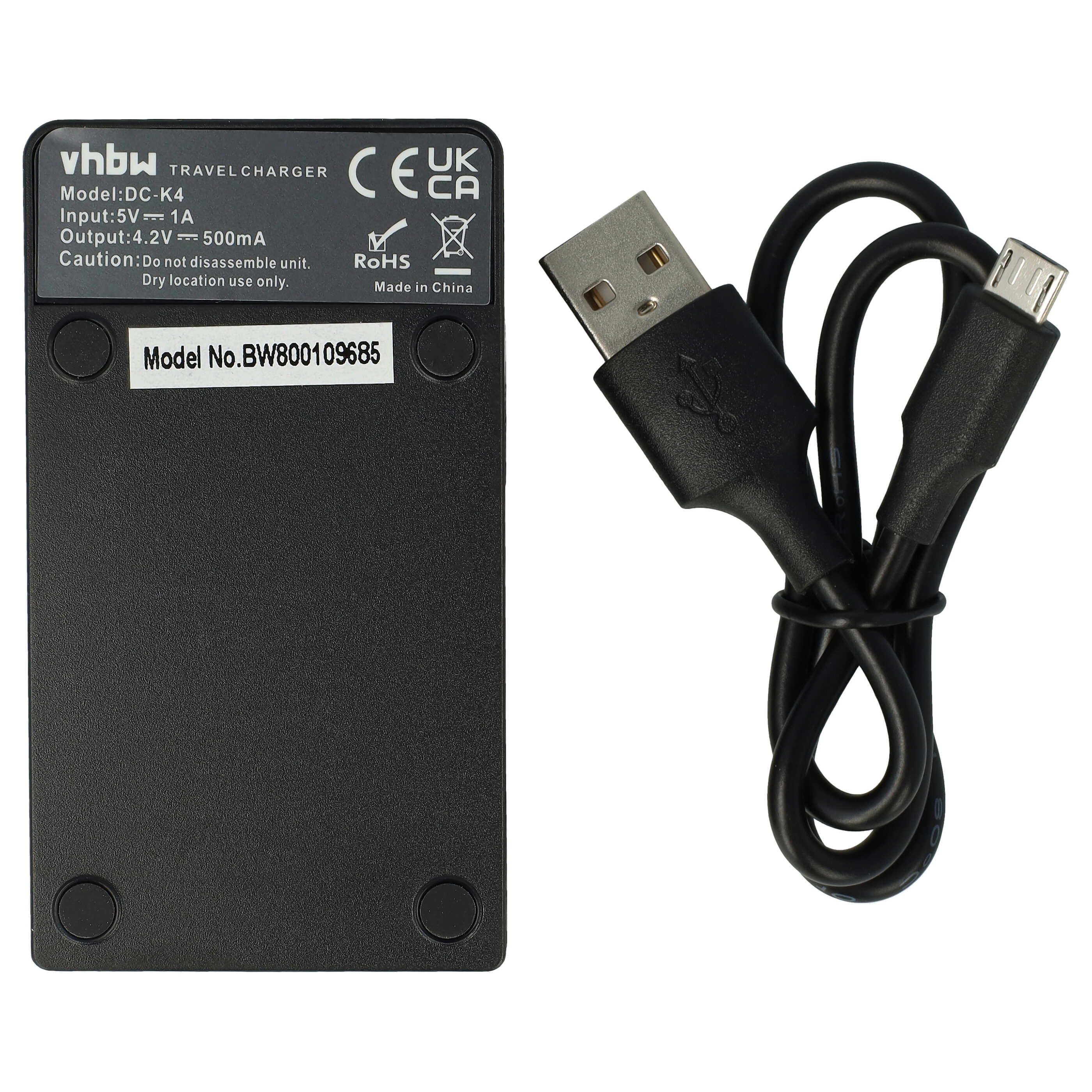 Ein schwarzes Reise-Ladegerät mit USB-Anschluss und Kabel. Die Verpackung hat Text und Zertifizierungen.