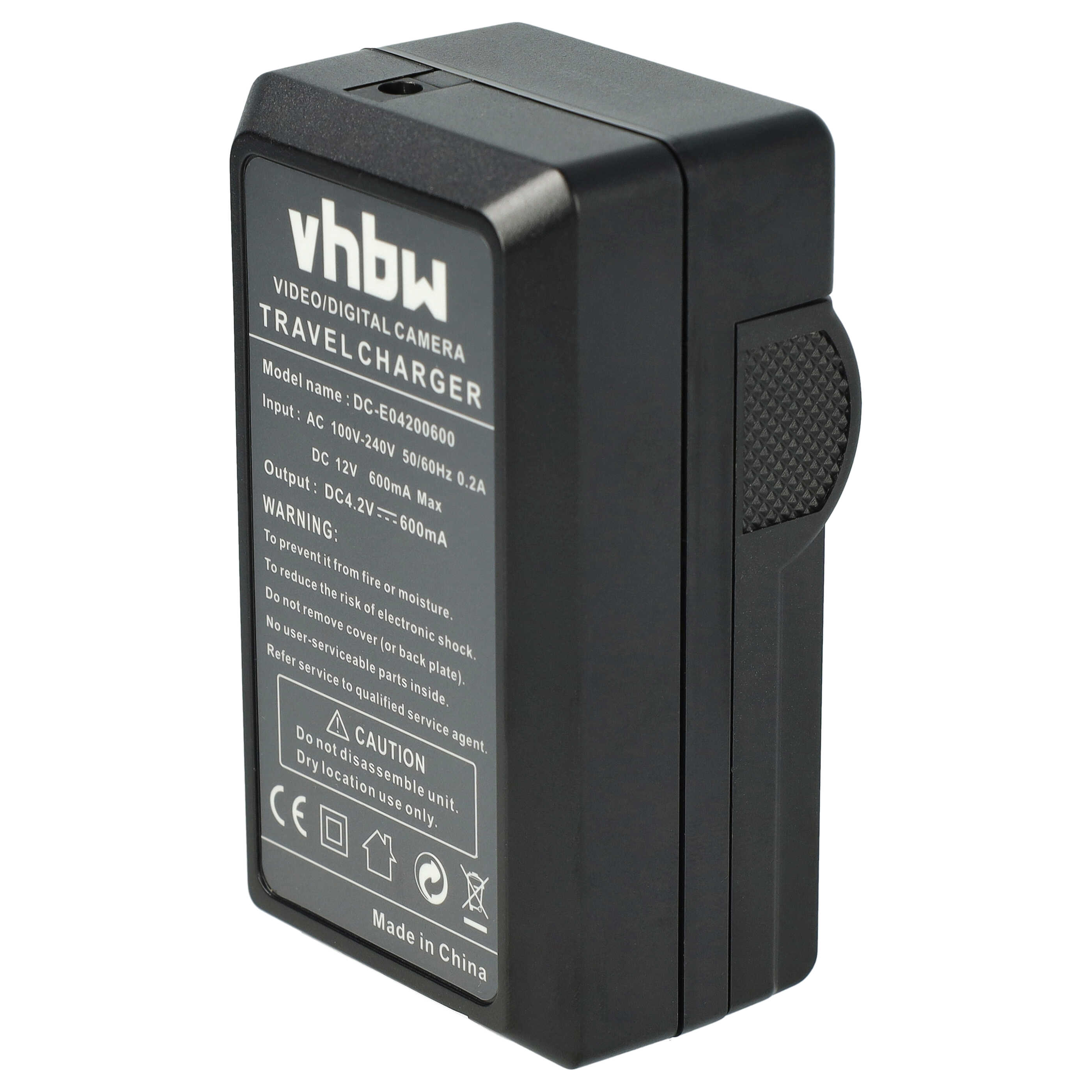 Ein schwarzes Reise-Ladegerät mit Text auf der Vorderseite. Es steht 'Video/Digital Camera Travel Charger' und hat Warnhinweise.