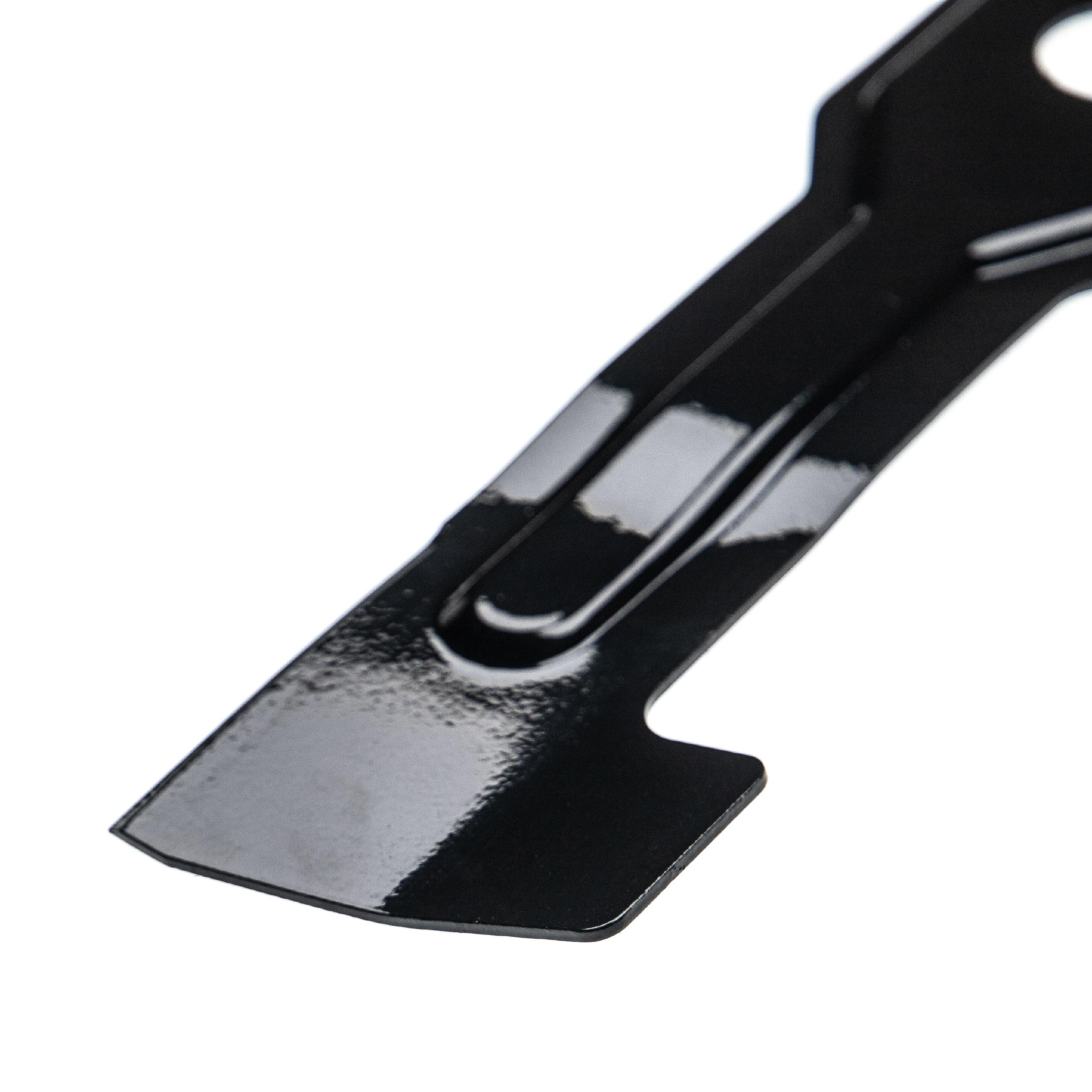 Schwarzes Metallwerkzeug mit scharfer Kante. Glänzende Oberfläche. Weißer Hintergrund.