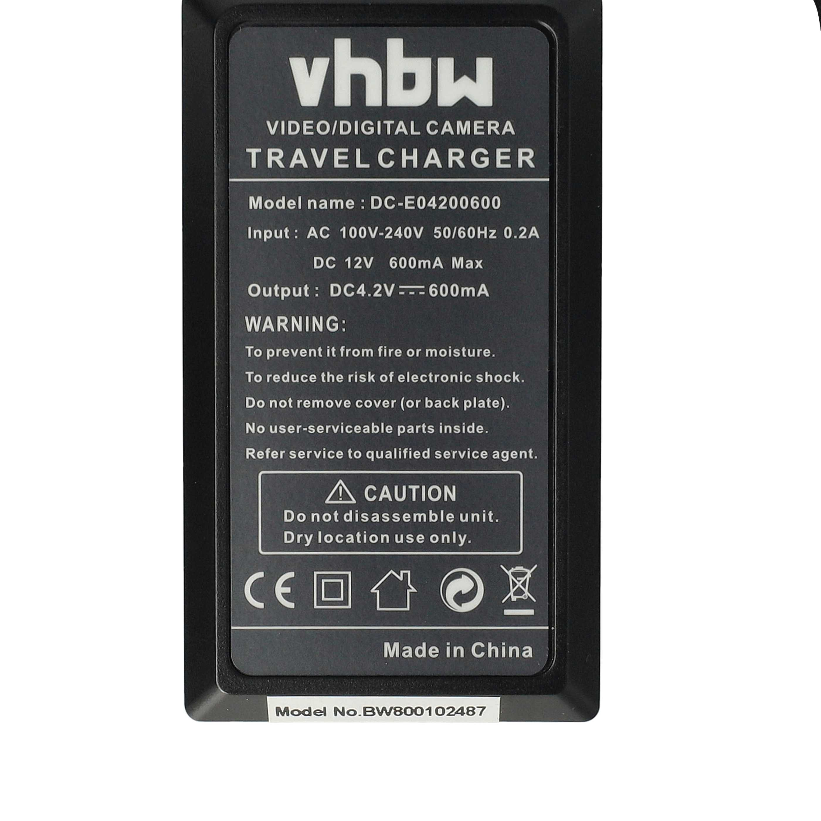 Schwarzes Reise-Ladegerät mit Text: "VIDEO/DIGITAL CAMERA TRAVEL CHARGER." Enthält Warnhinweise und Spezifikationen.
