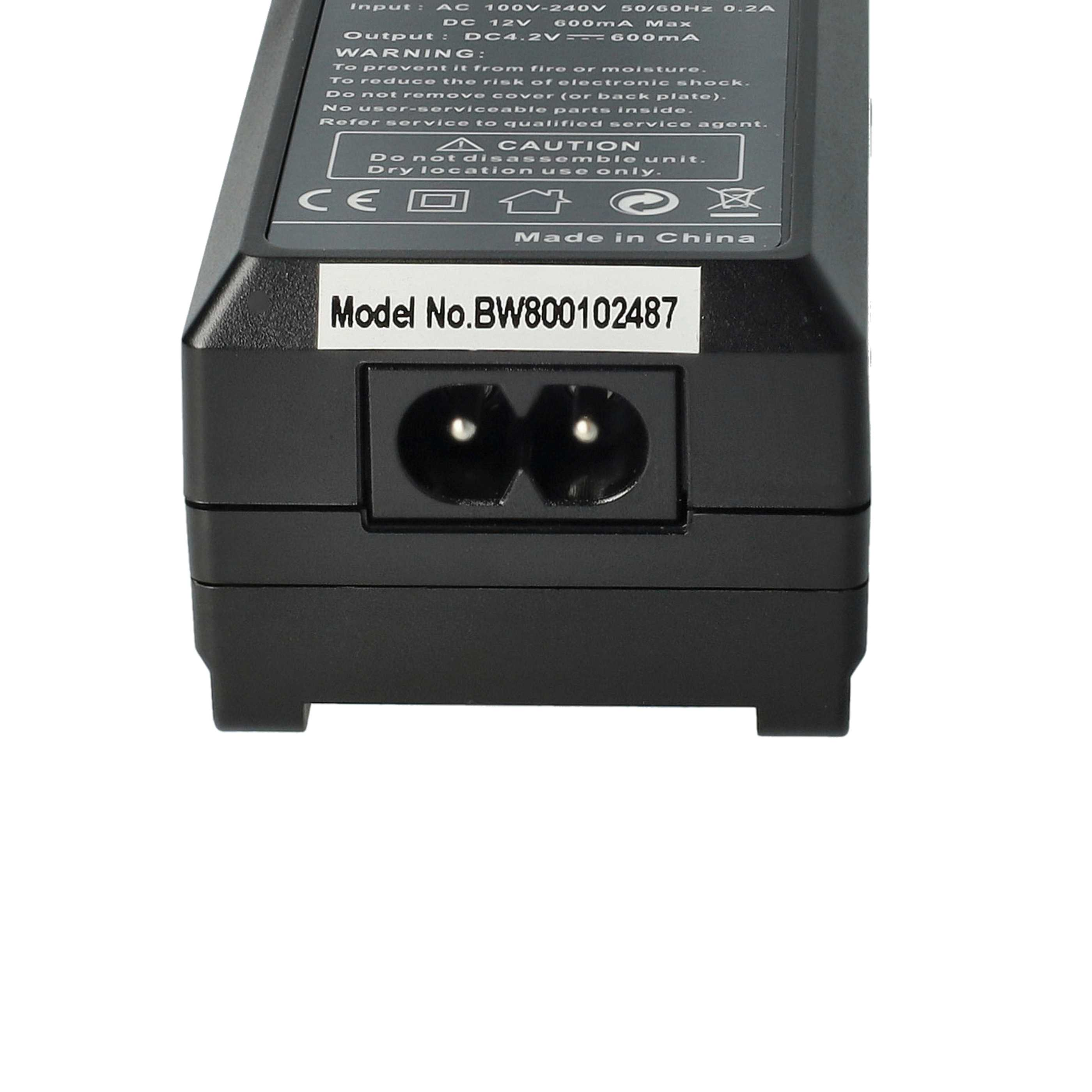 Schwarzes Ladegerät mit elektrischen Informationen auf der Rückseite. Ein Netzstecker ist sichtbar. Weißer Hintergrund.